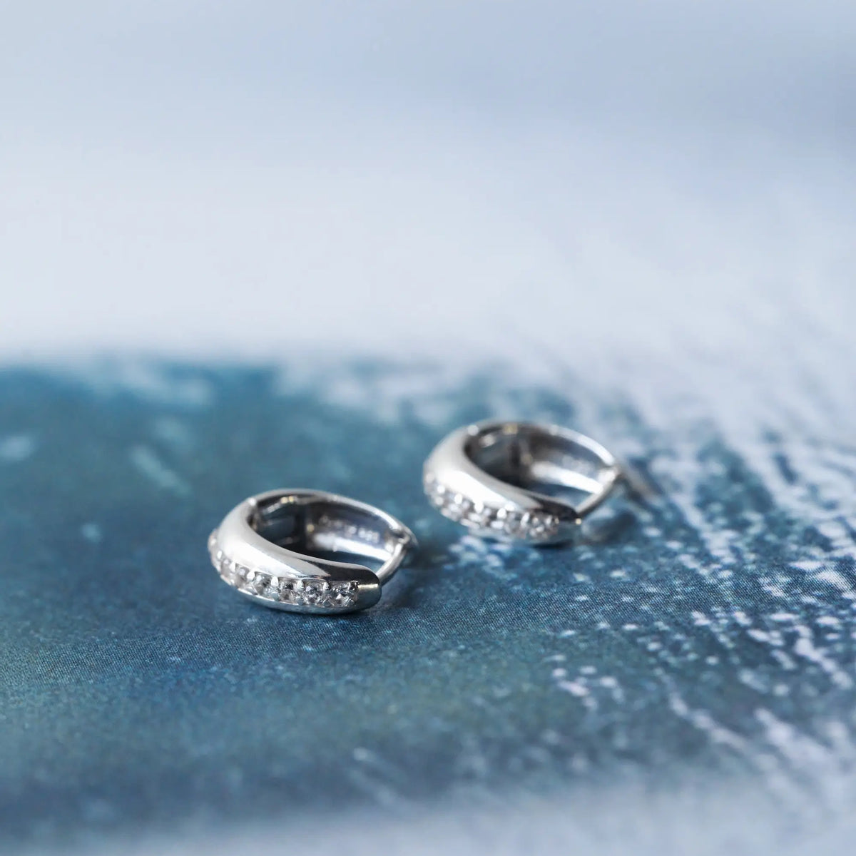 アイストパーズフープピアス | 天然石ホワイトトパーズが輝くシルバー