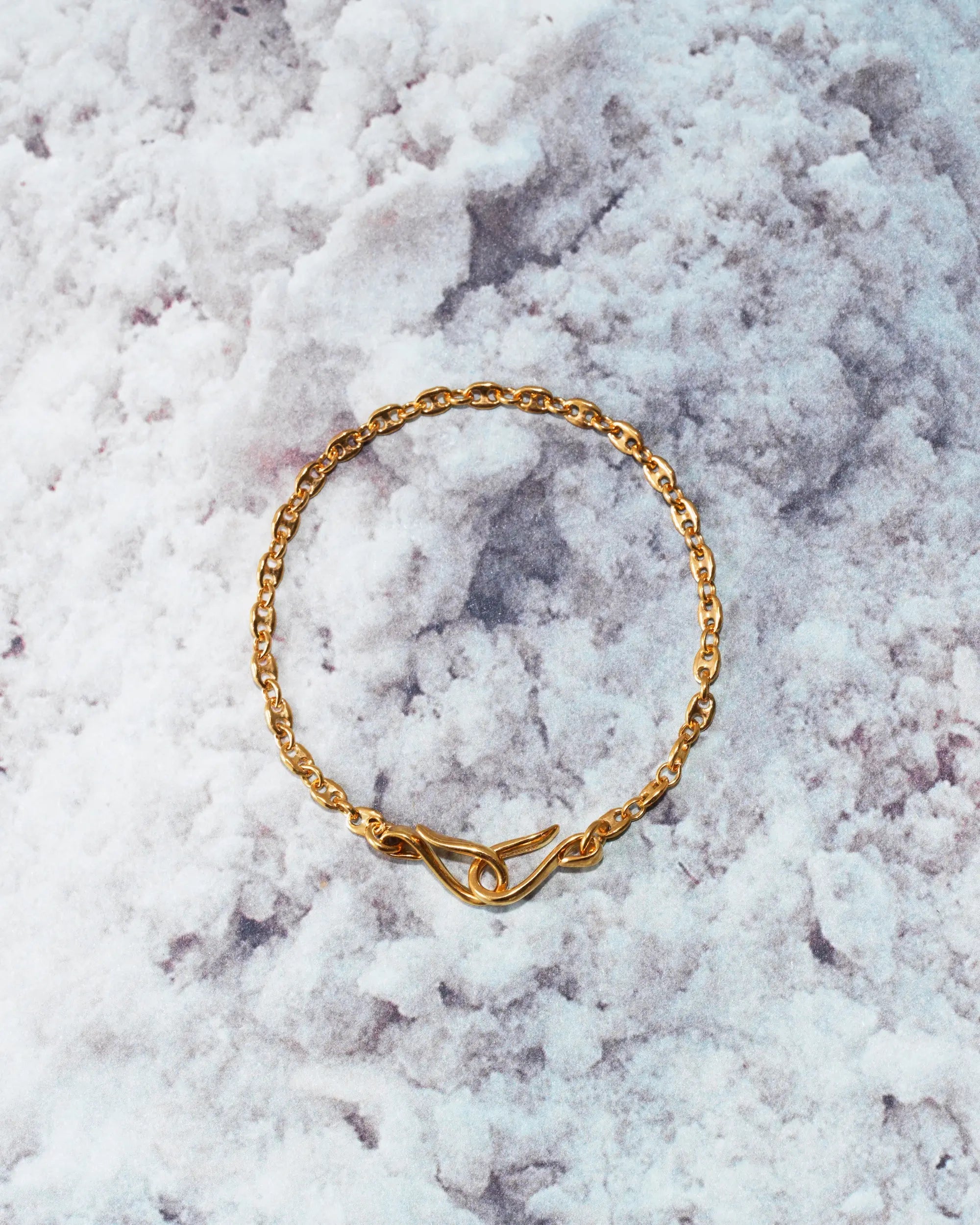 マリーナリンクチェーンブレスレット ゴールド 置き画 | 18Kコーティングの温かみある輝きが魅力のアンカーチェーン