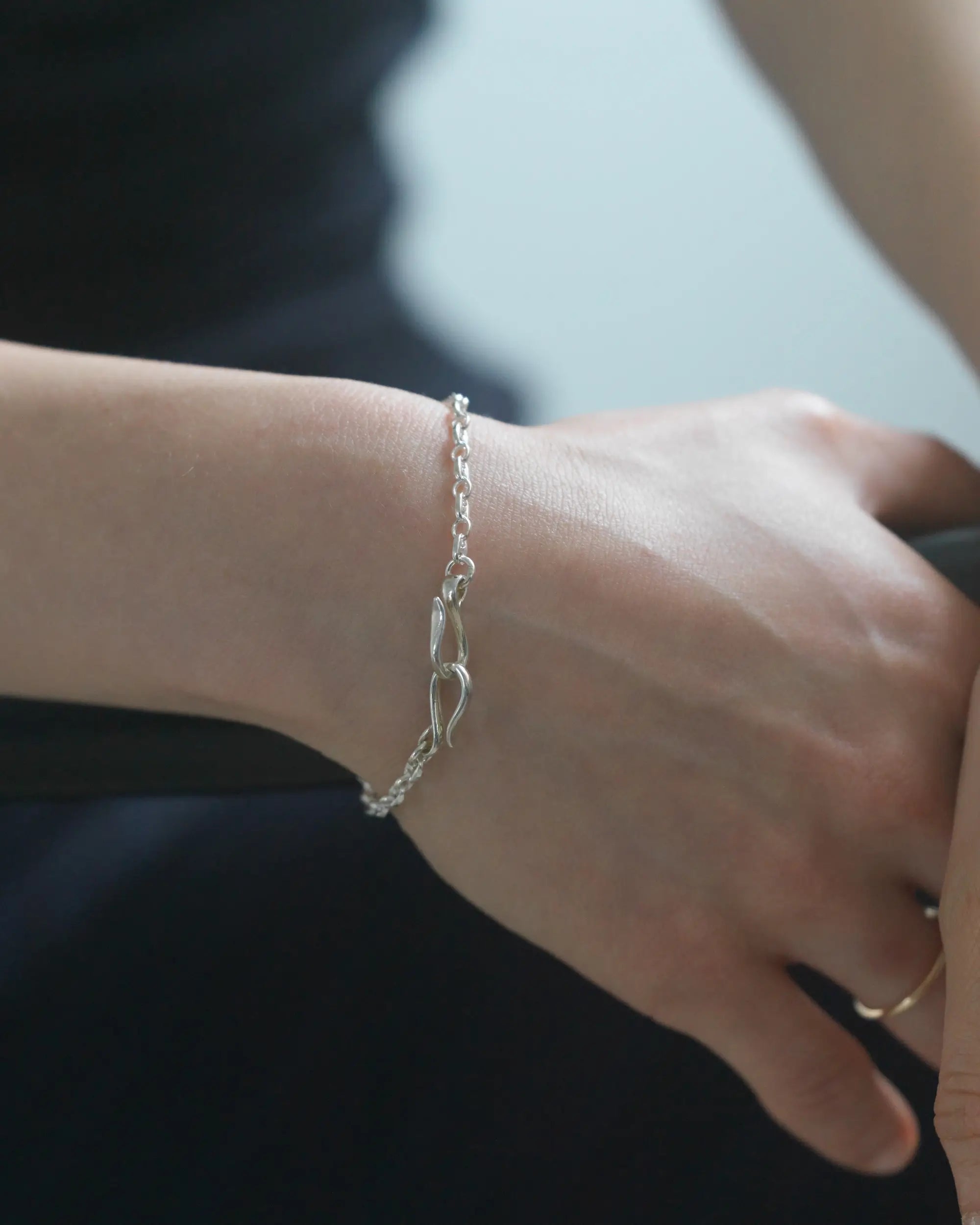 マリーナリンクチェーンブレスレット ゴールド 留め具 | デザインのアクセントになるダブルフックパーツ