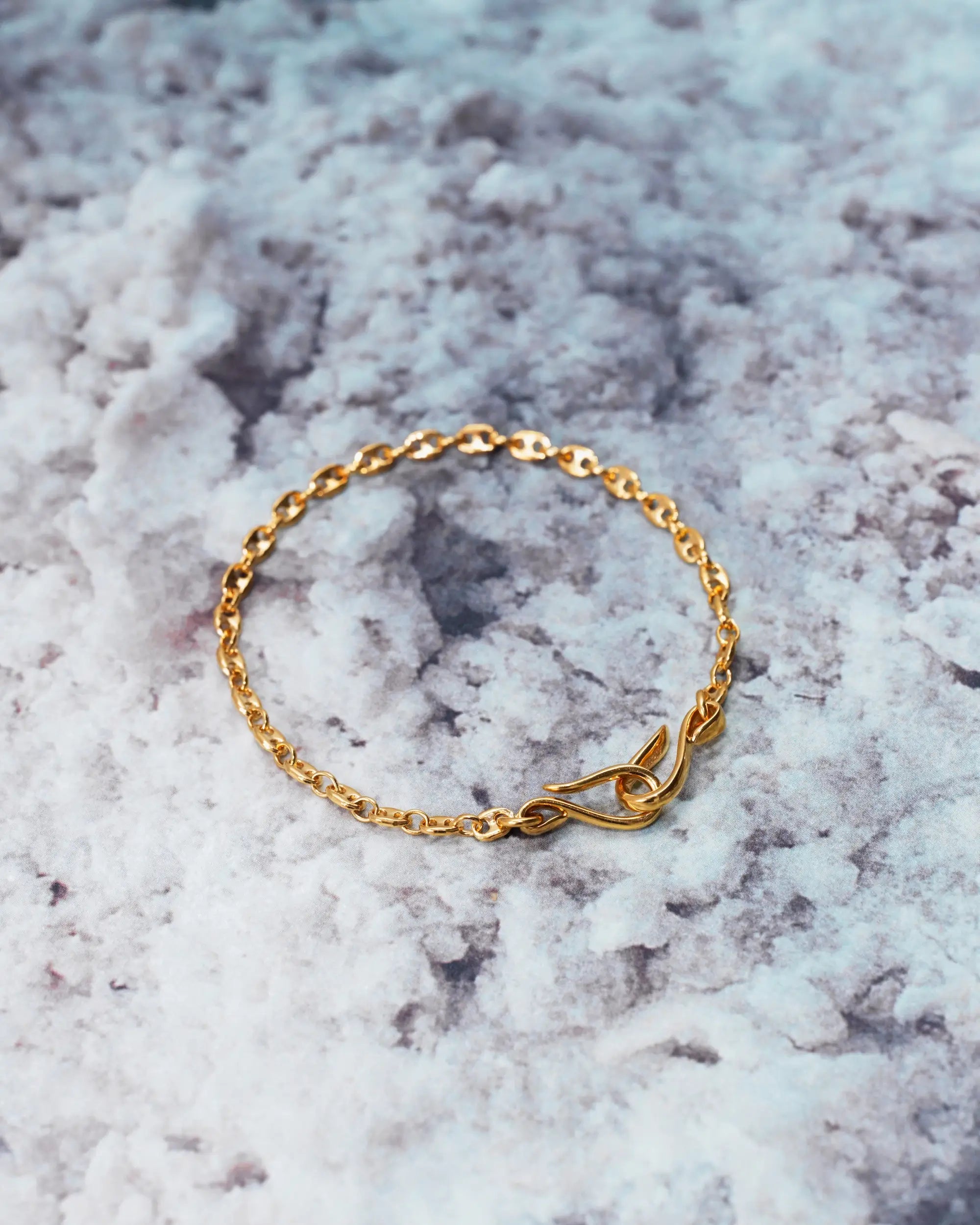 マリーナリンクチェーンブレスレット ゴールド 側面 | 立体感のあるコマが連なる洗練されたフォルム