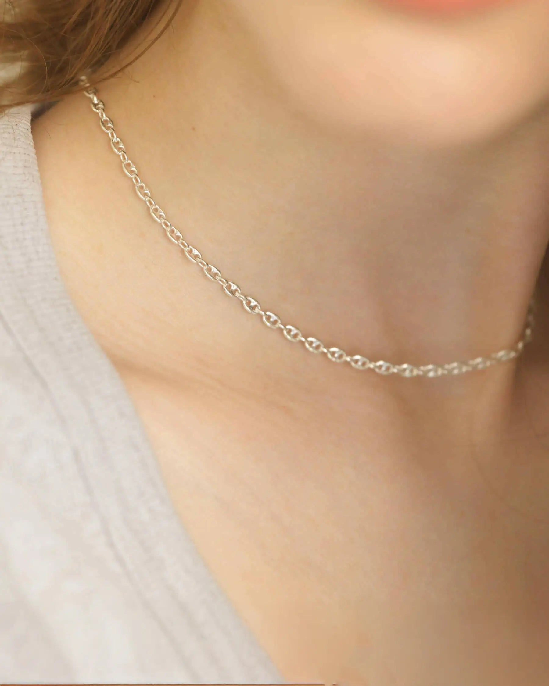 マリーナリンク アンカーチェーンネックレス（シルバー925）着用アップ - 伝統的なアンカーモチーフのしなやかなドレープ