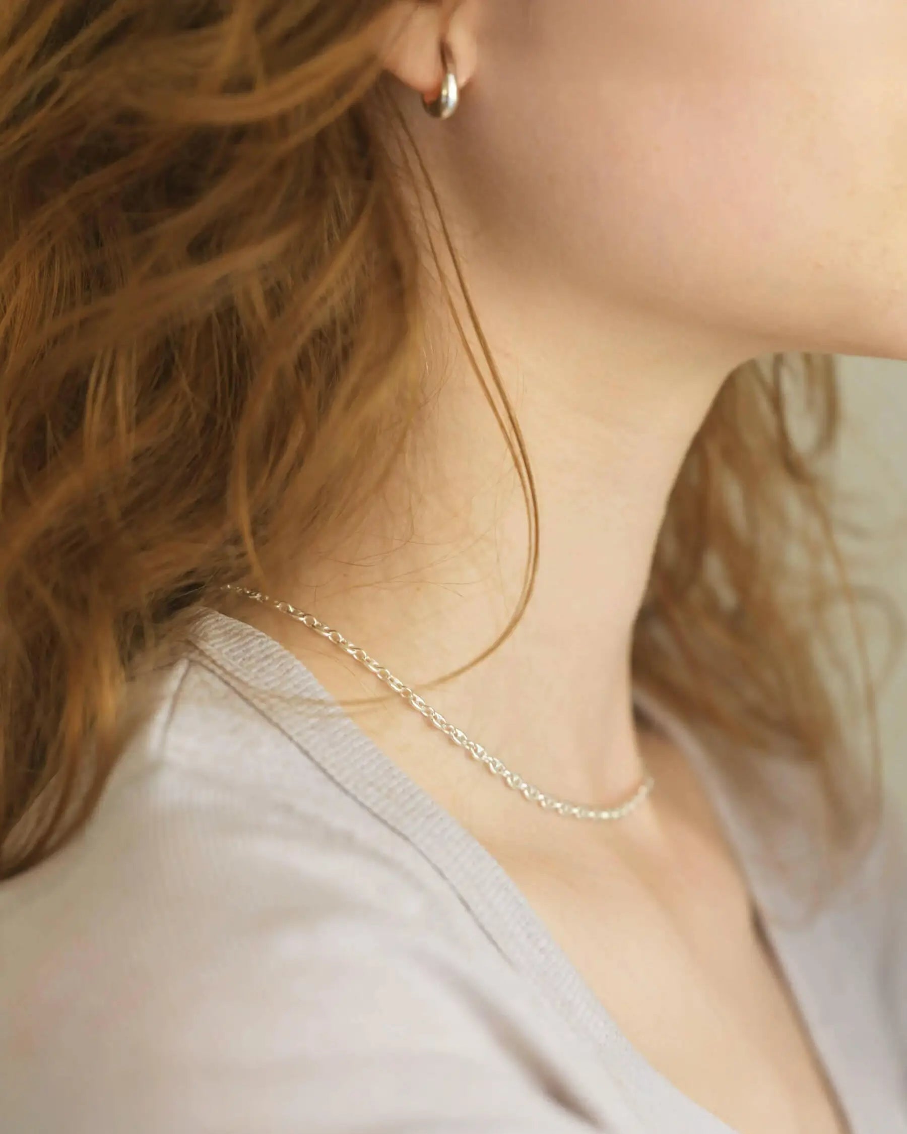 マリーナリンク アンカーチェーンネックレス（シルバー）着用画像 - 滑らかな面取り加工によるリッチな艶めき