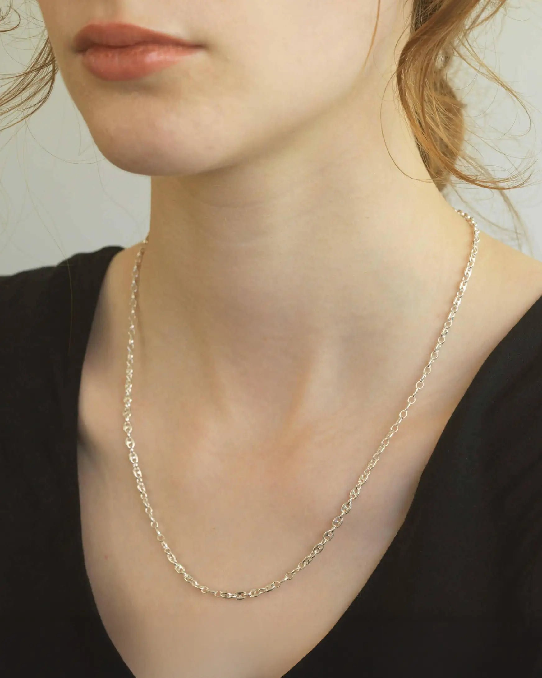 マリーナリンク アンカーチェーンネックレス（シルバー）着用アップ - 力強さとエレガンスを兼ね備えた洗練されたフォルム