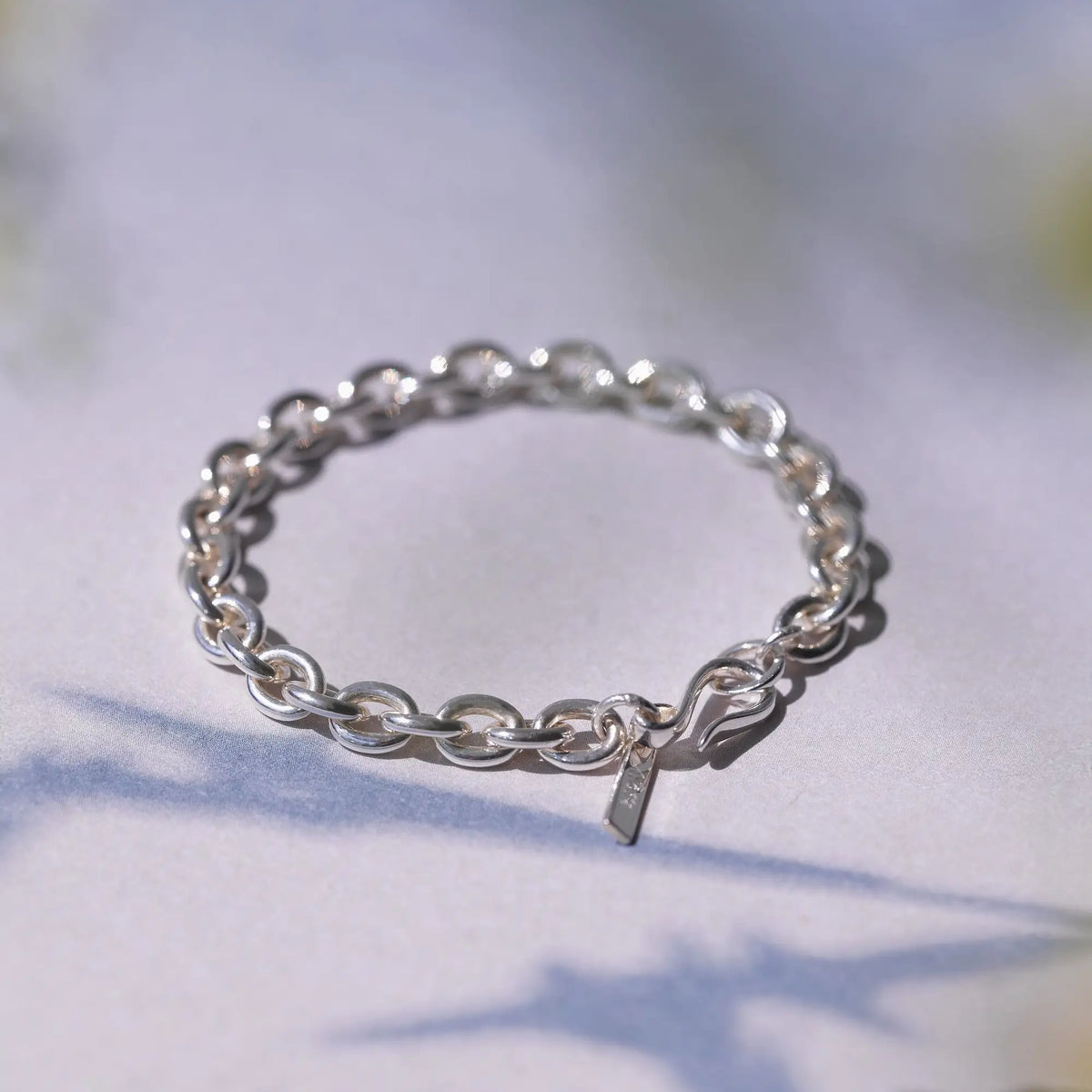 ノエルチェーンブレスレット | ロゴプレートが輝くリサイクルシルバー