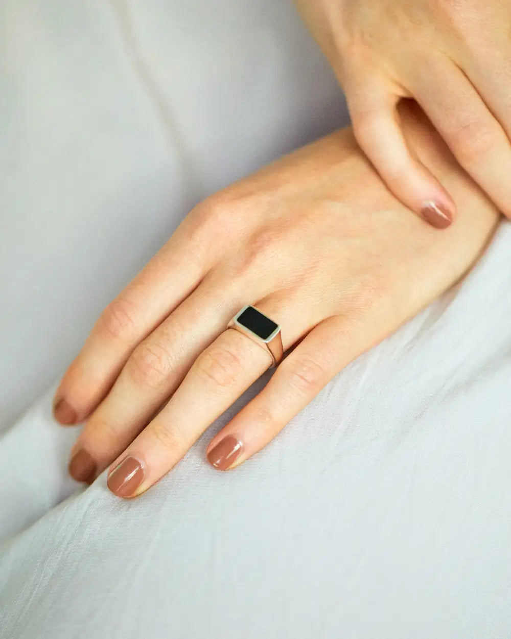 オニキスリング コーディネート | つけっぱなしにも最適なジェンダーレスなシグネットリング
