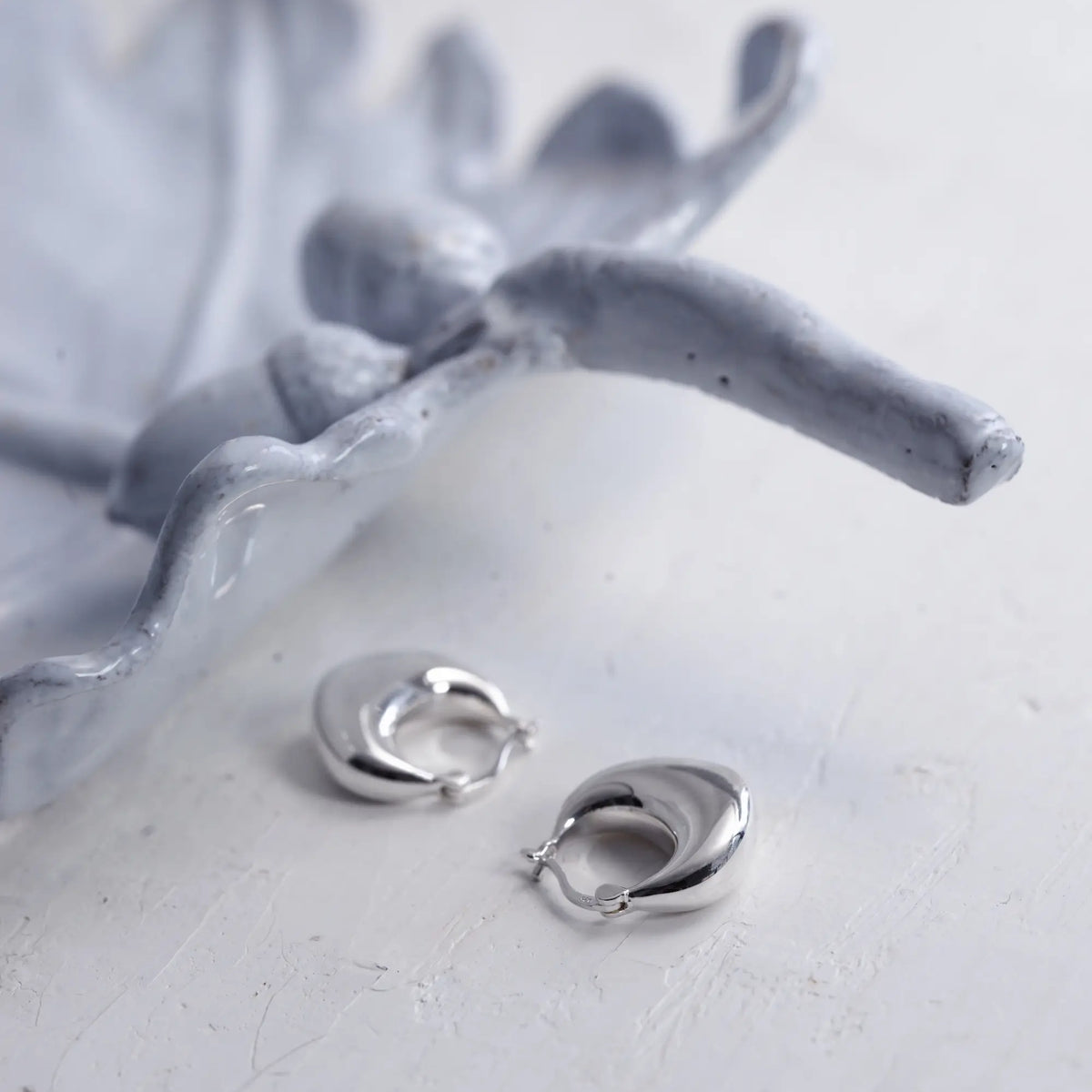 オープンハートフープピアス | 立体的なハートフォルムの大ぶり