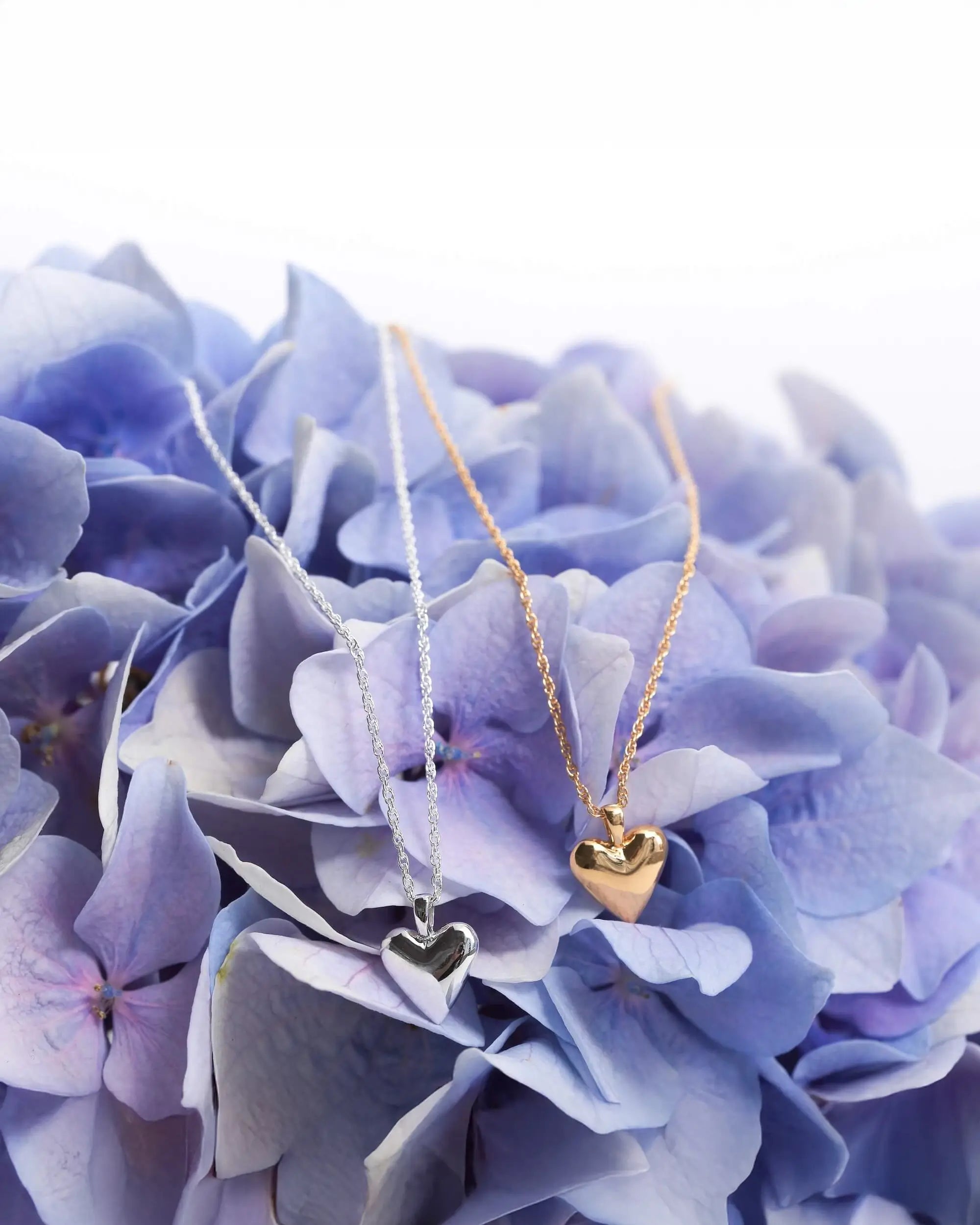 オープンハートネックレス（シルバー＆ゴールド）商品置き画像 - ギフトやプレゼントにも人気の大人可愛いスキンジュエリー