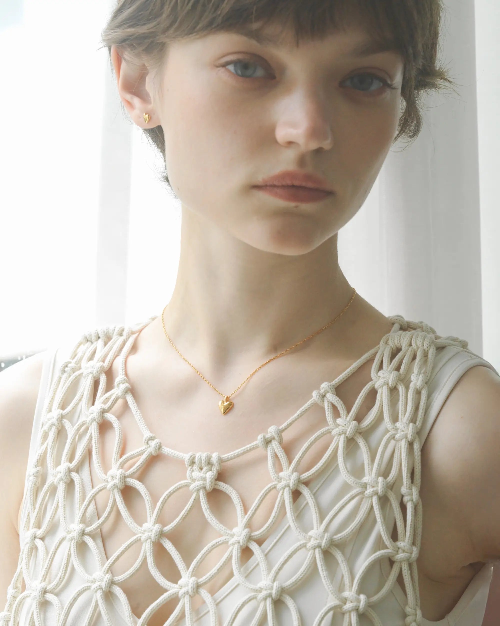 18Kコーティング オープンハートネックレス（ゴールド）着用画像 - シンプルさと温かみを融合させた美しいシルエット