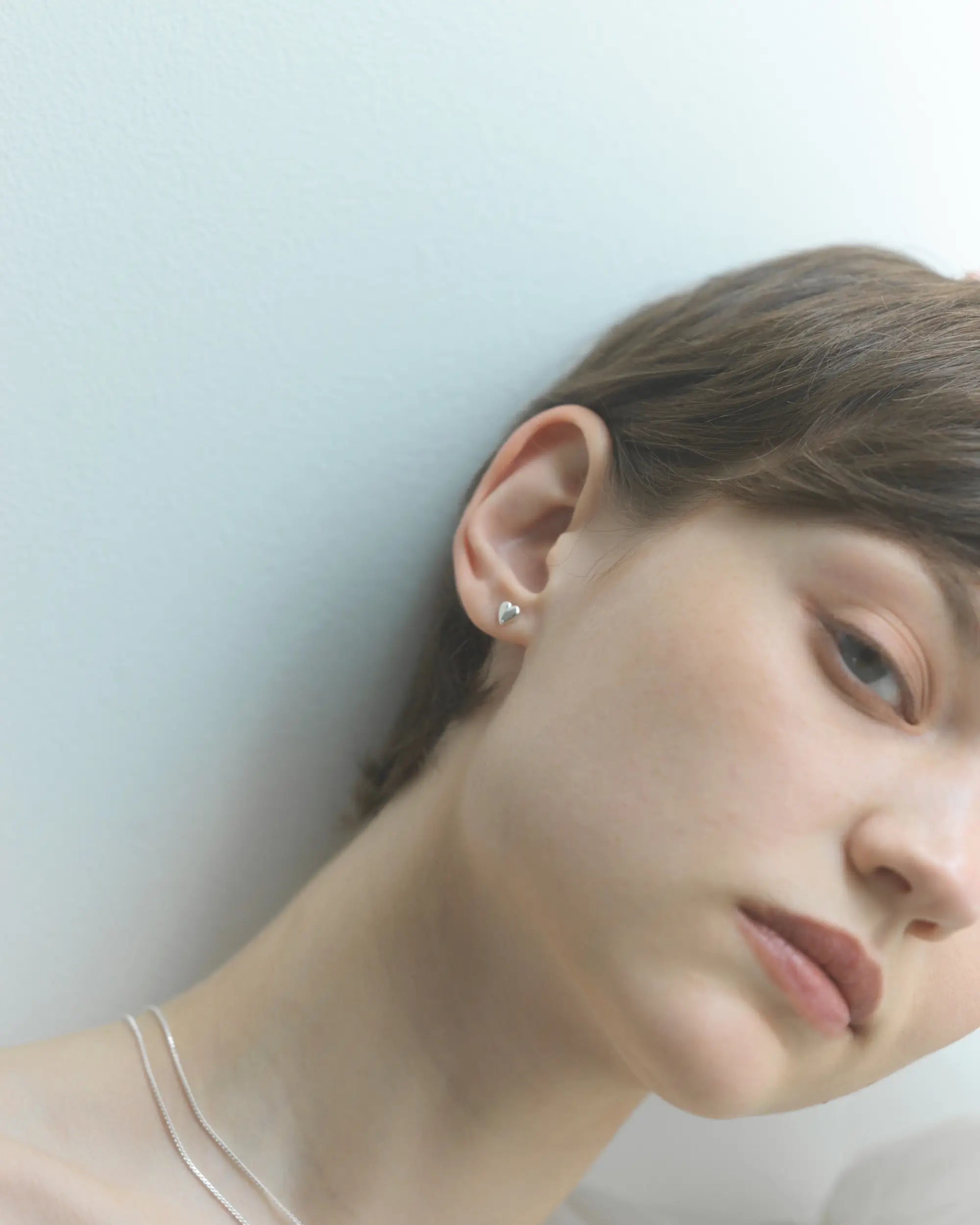 オープンハートピアス ゴールド 着用 | オフィスでも浮かない上品でミニマルなサイズ感
