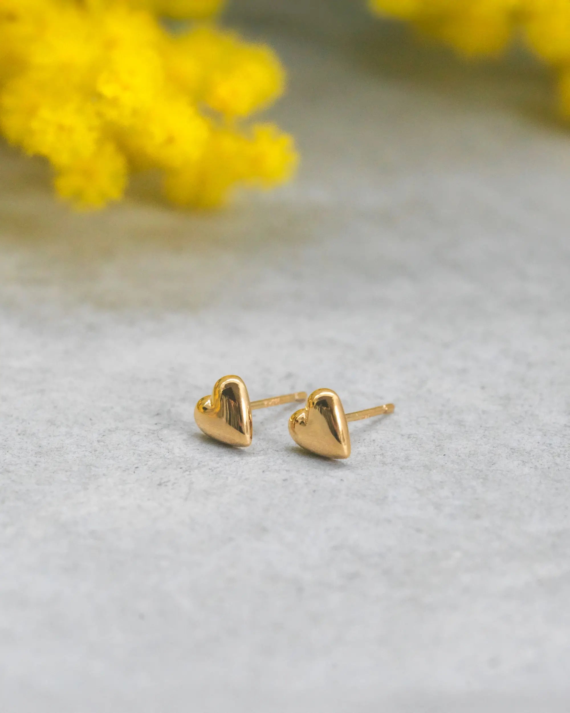 オープンハートピアス ゴールド 置き画 | ギフトにも最適な温かみのあるゴールドカラーのハートピアス