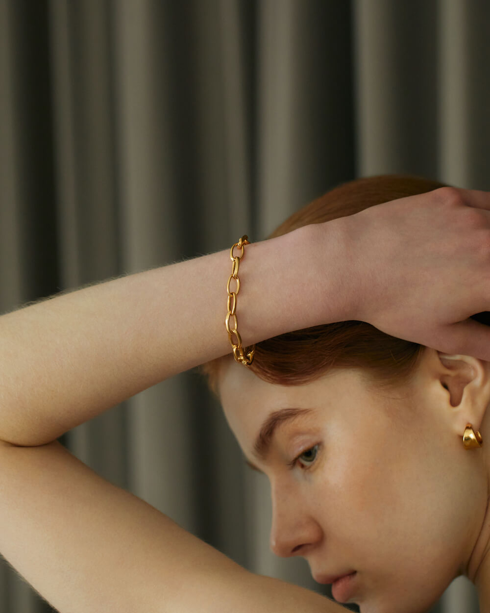 オーバルチェーンブレスレット ゴールド 着用 | 肌馴染みの良い18Kコーティングが手元を華やかに彩る