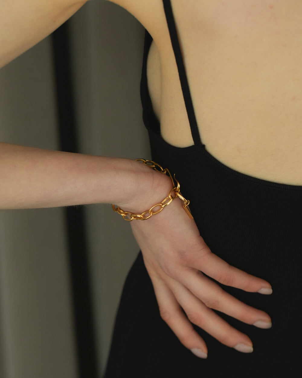 オーバルチェーンブレスレット 後ろ姿 | バックスタイルでも際立つゴールドチェーンの存在感