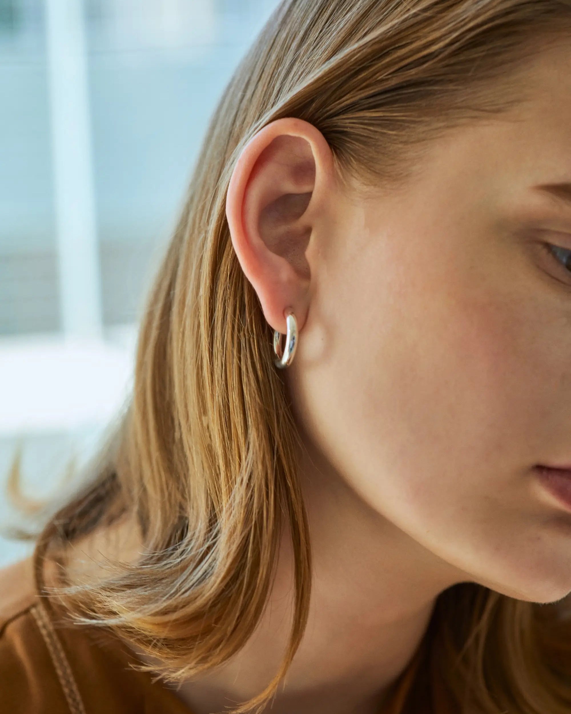 オーバルフープピアス M | 横顔をシャープに見せる大ぶりシルバー925