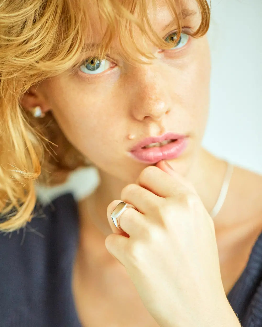 オーバルリング シルバー コーディネート | つけっぱなしにも最適なシンプルで彫刻的なフォルム