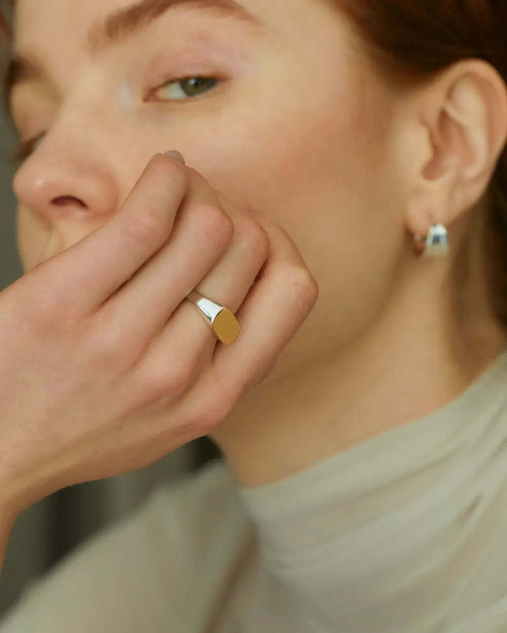 オーバルリング バイカラー シルバー×ゴールド | シンプルな装いに個性を添えるモダンな印台リング