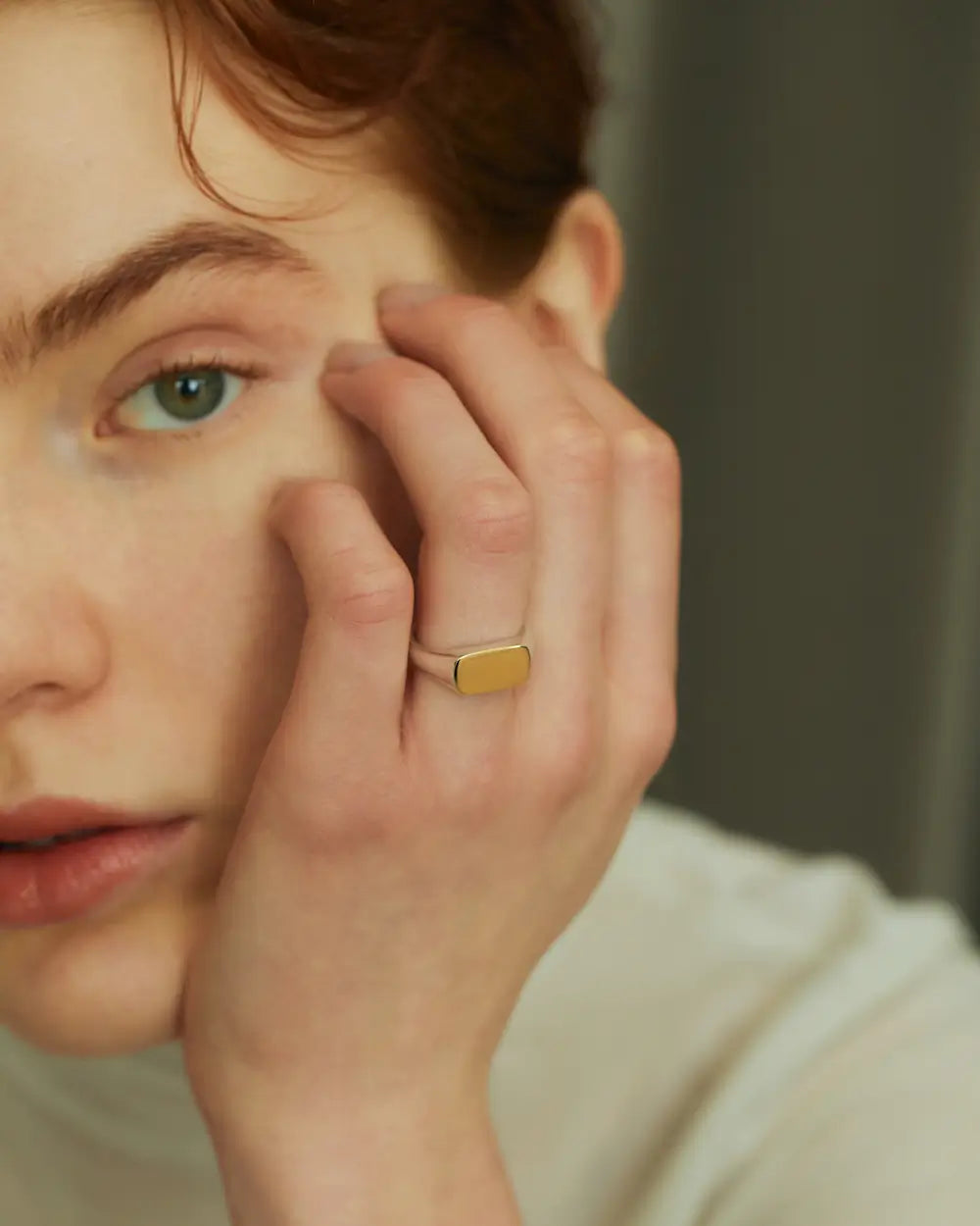 オーバルリング バイカラー 手元 | ゴールドのオーバル面が指を華やかに彩る