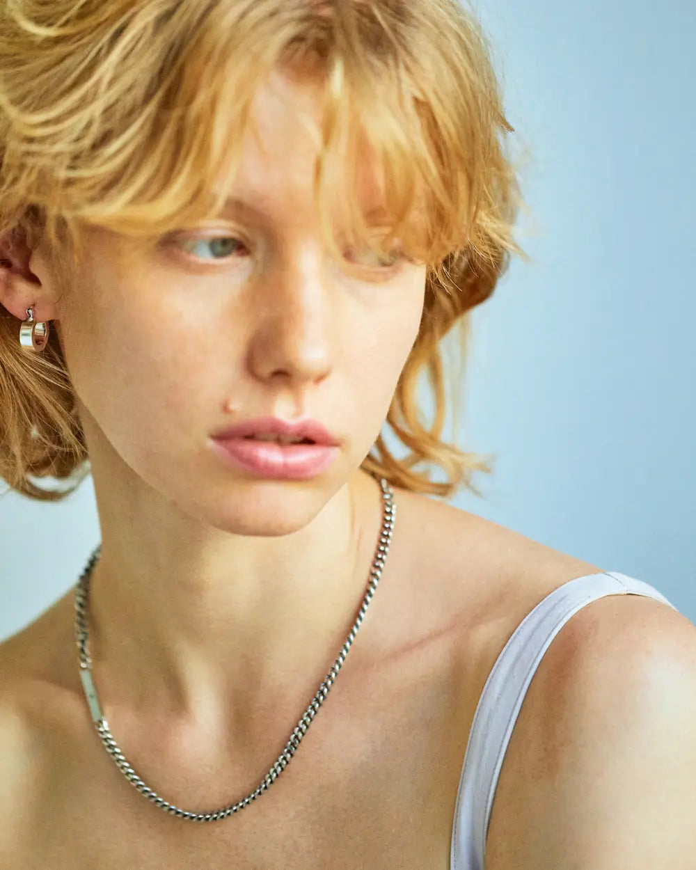 プレートボンズネックレス（シルバー925）着用画像 - 喜平チェーンとフラットプレートが融合したシグネチャーフォルム