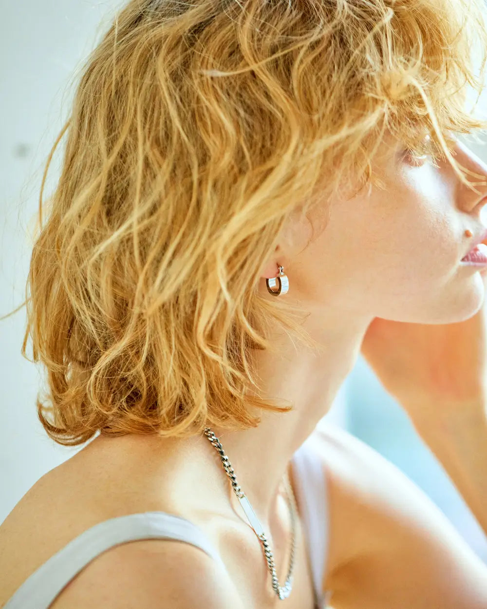 プレートボンズネックレス（シルバー925）着用画像 - 首元に程よいゆとりを持ってフィットする絶妙なユニセックスバランス