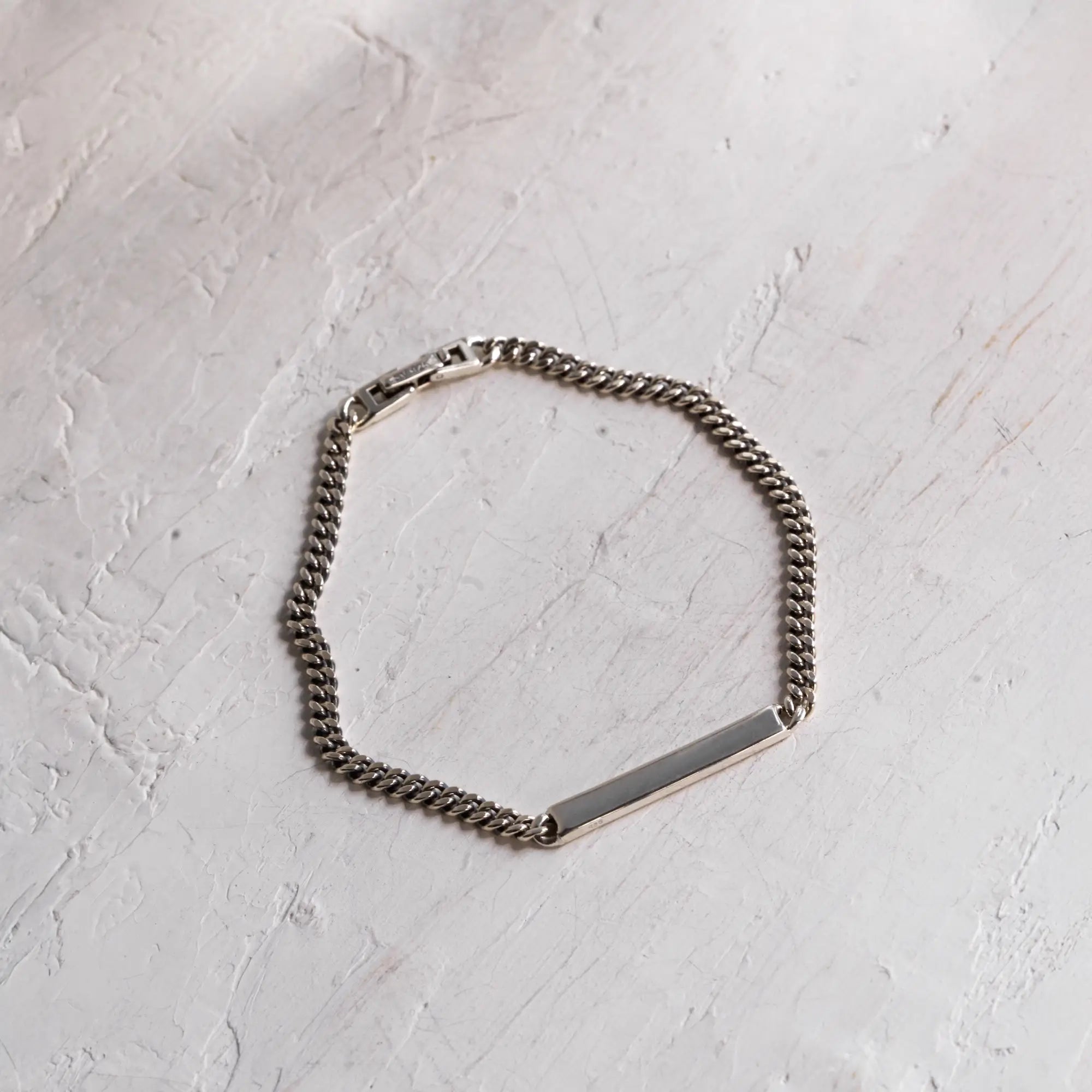 プレートチェーンブレスレット シルバー925 置き画 | 鏡面プレートと喜平チェーンのコントラストが美しいデザイン