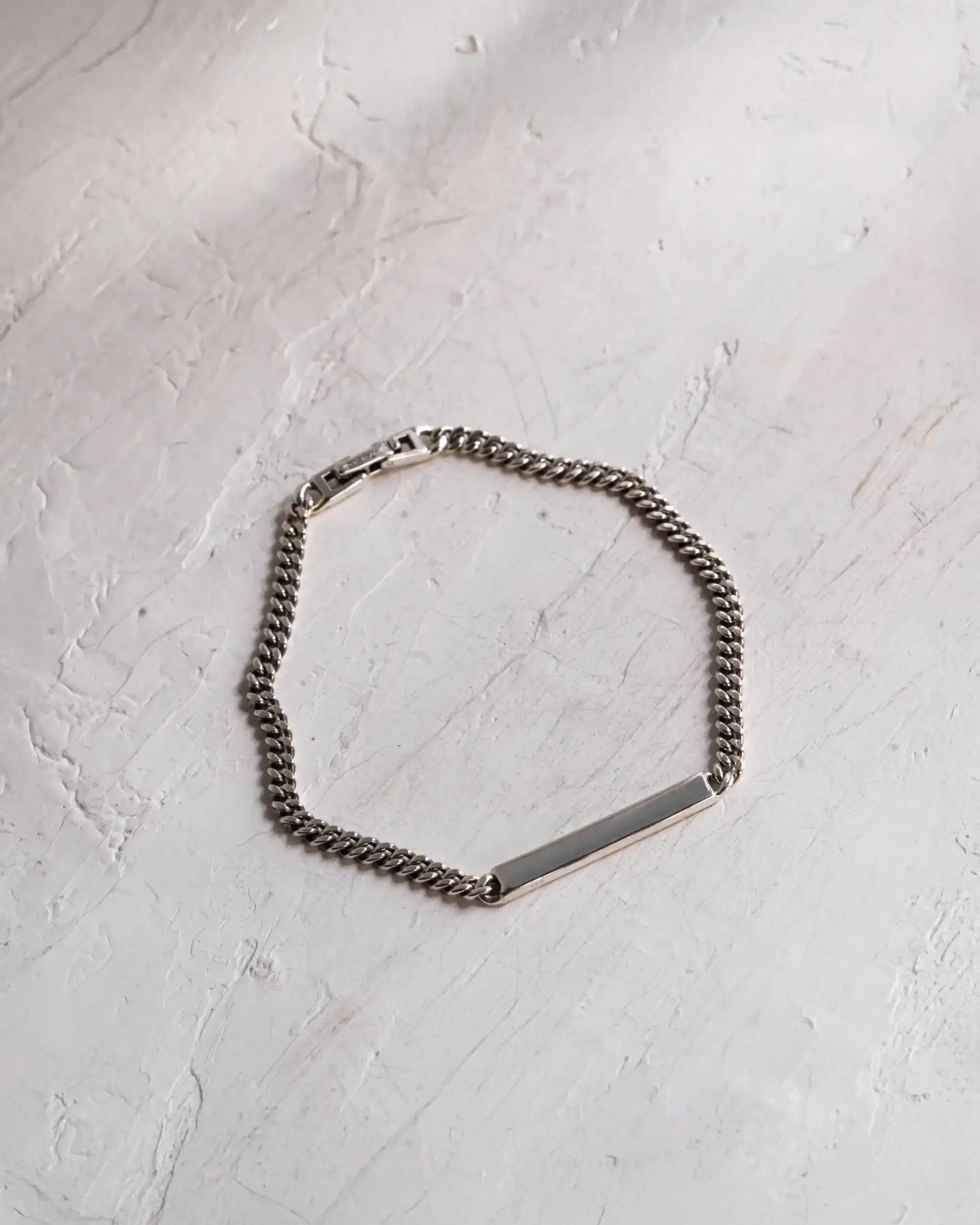 プレートチェーンブレスレット シルバー925 置き画 | 鏡面プレートと喜平チェーンのコントラストが美しいデザイン