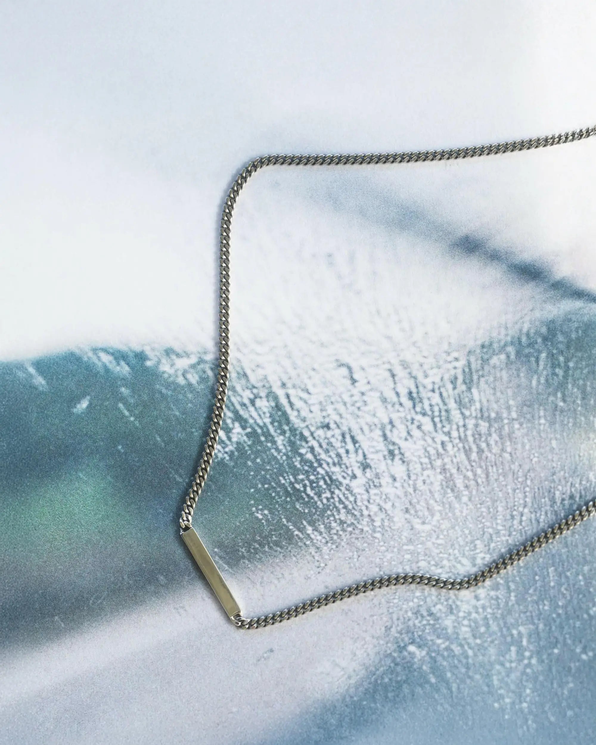 シルバー925 プレートチェーンネックレス 商品置き画像 - 喜平チェーンと鏡面仕上げプレートのシームレスな融合