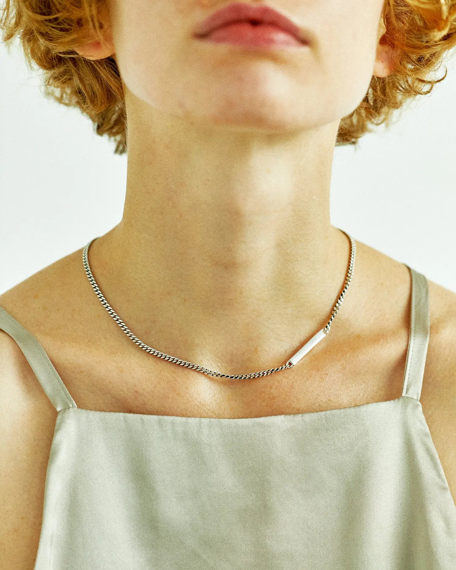 プレートチェーンネックレス（シルバー925）着用画像 - チョーカー風にも楽しめる洗練されたシルエット