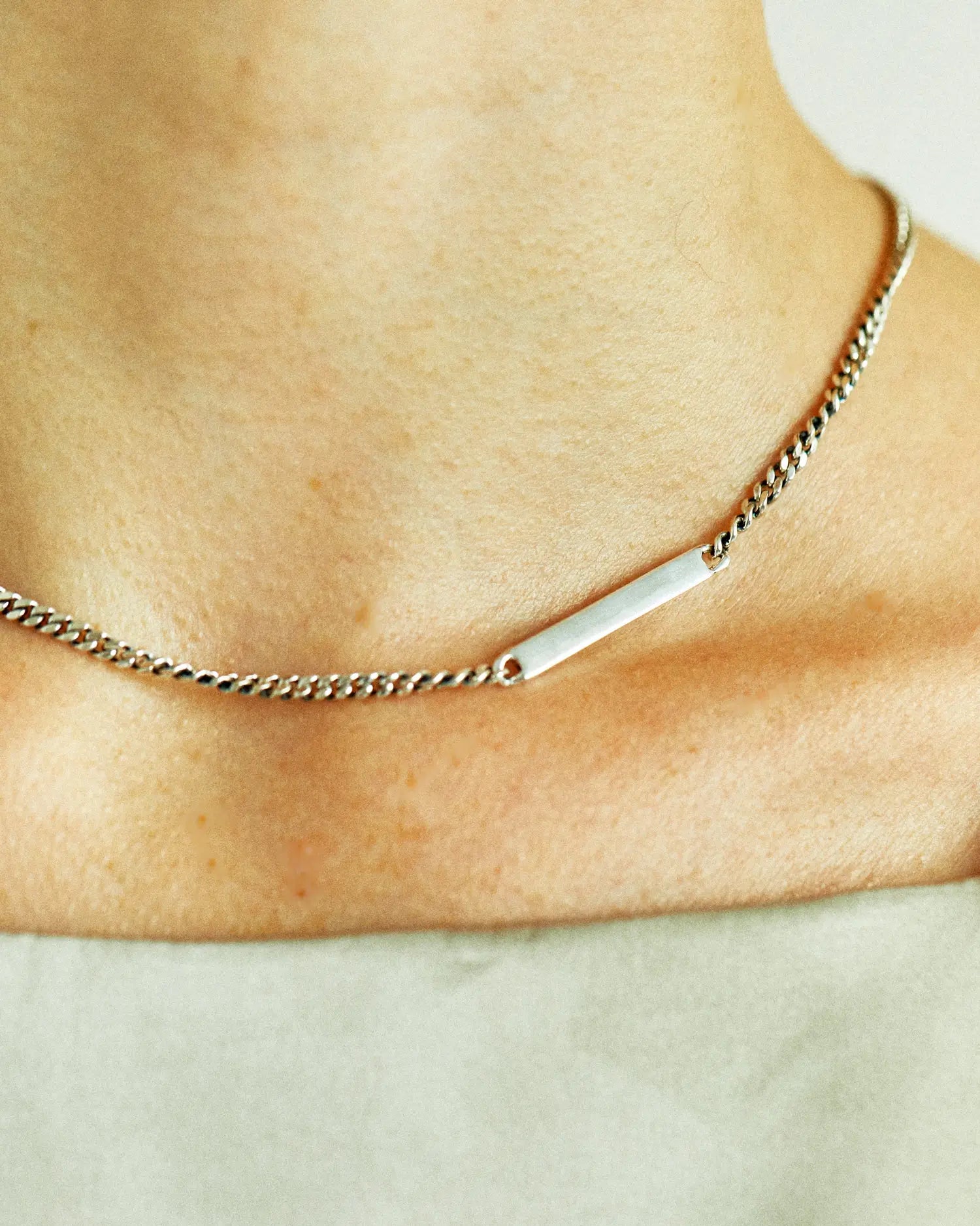 プレートチェーンネックレス（シルバー925）着用アップ - ジェンダーレスで楽しめる金属アレルギー対応の高品質素材