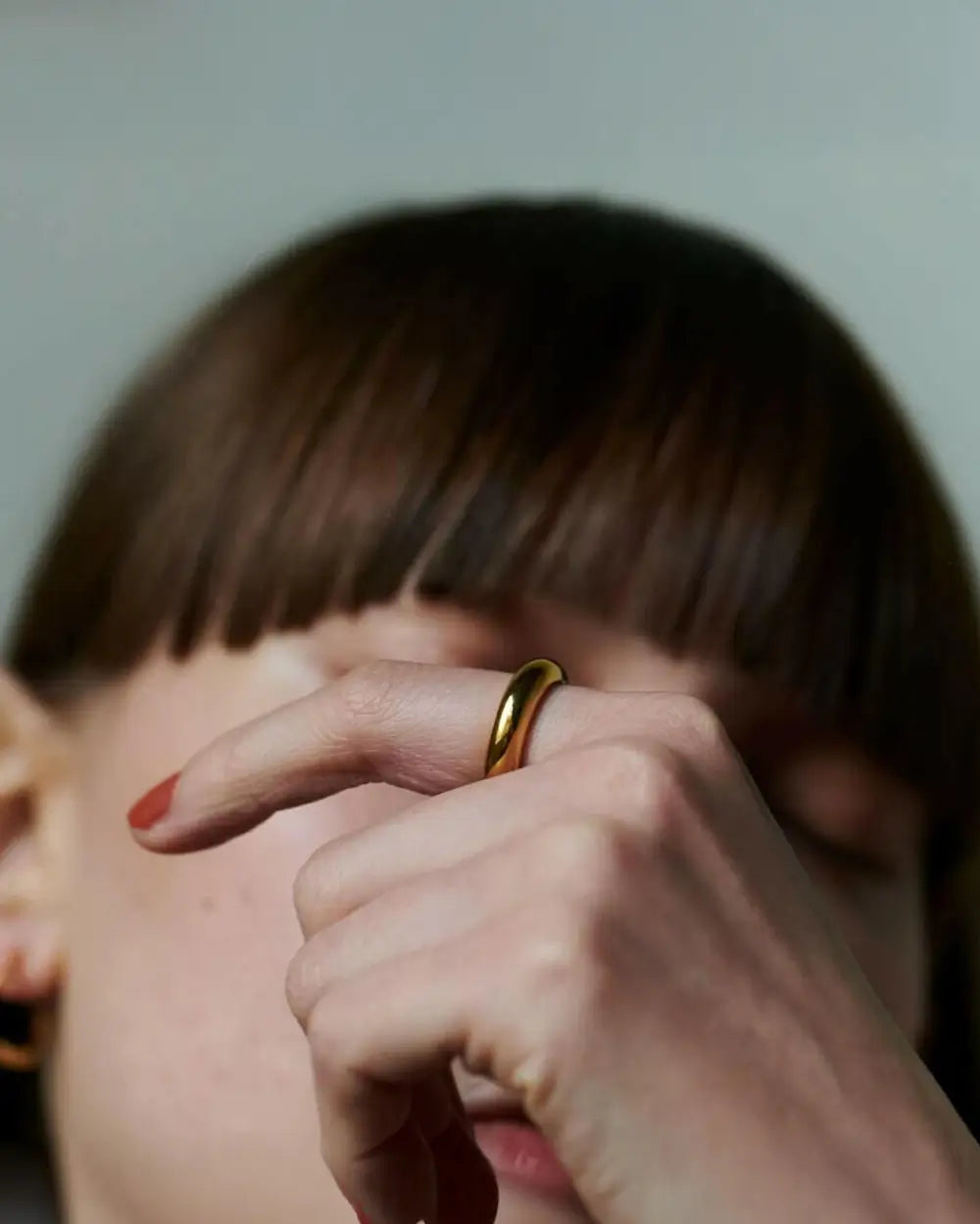 人差し指に着用したシルバー925製プランプリング｜手元にアクセントを添えるミニマルな大ぶりリング
