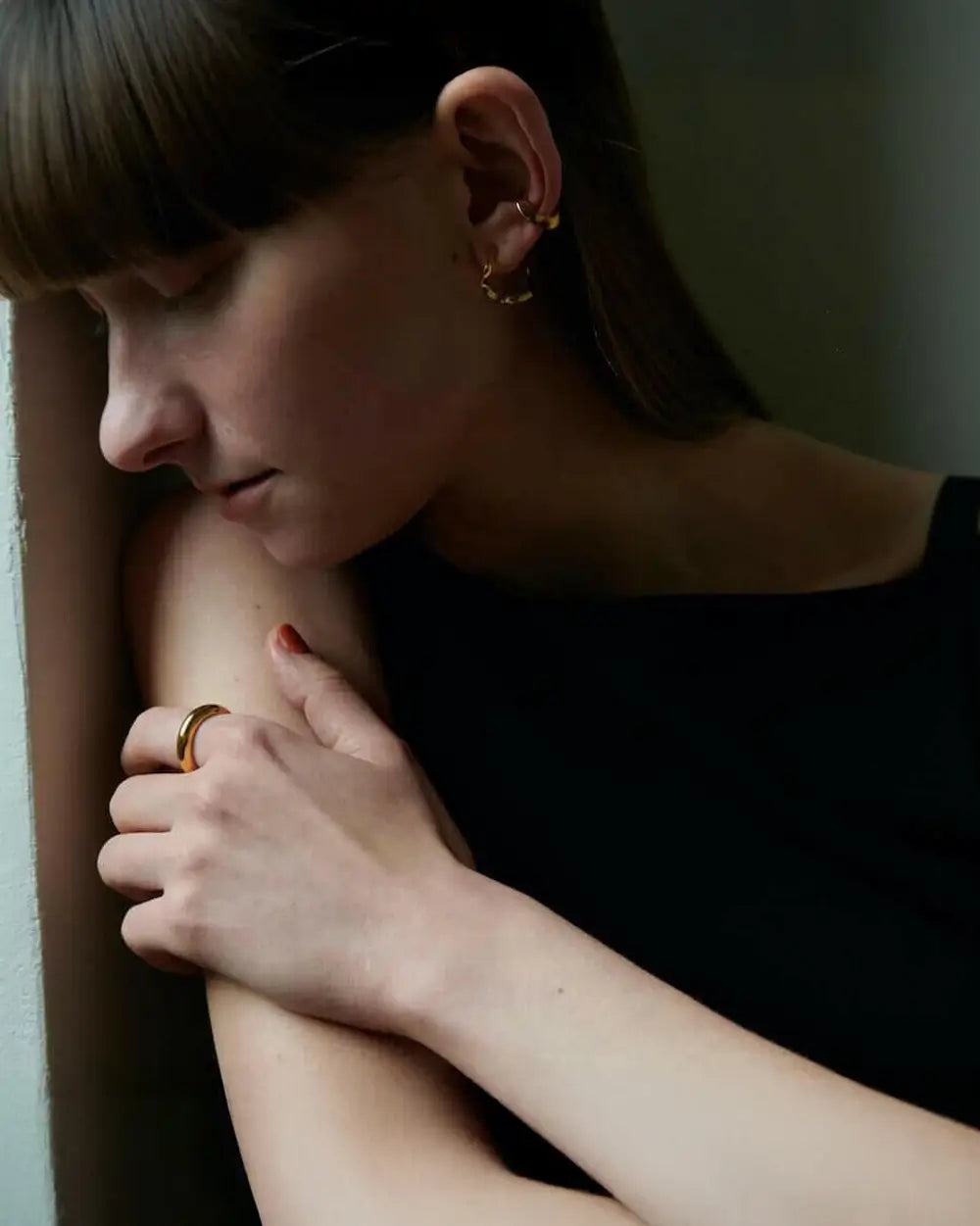 ゴールドのプランプリング｜立体的な曲線美を楽しむ大人のジュエリースタイル