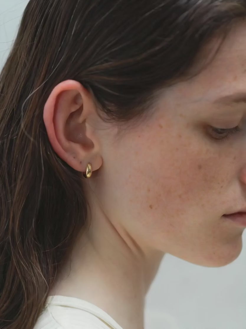 6K ヒンジドフープピアスを着用した女性モデルの横顔の動画。無垢6Kゴールドの艶が耳元で光る様子
