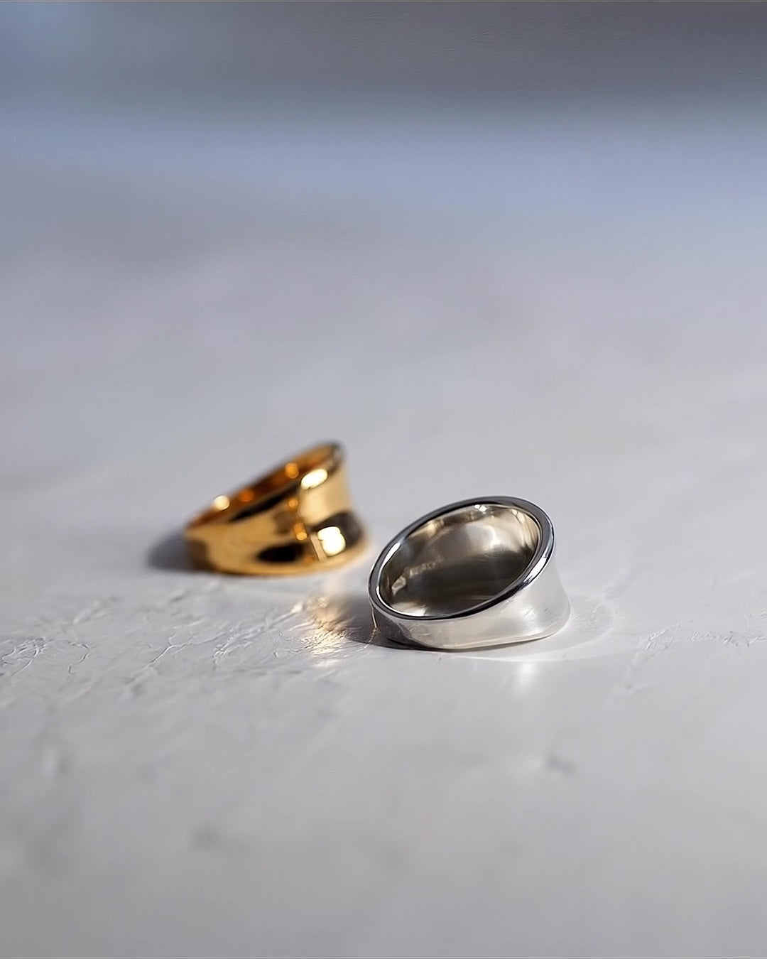 光を受けてシネマティックに輝きながら回転する、Botanical Ring（ボタニカルリング）のイメージ動画。