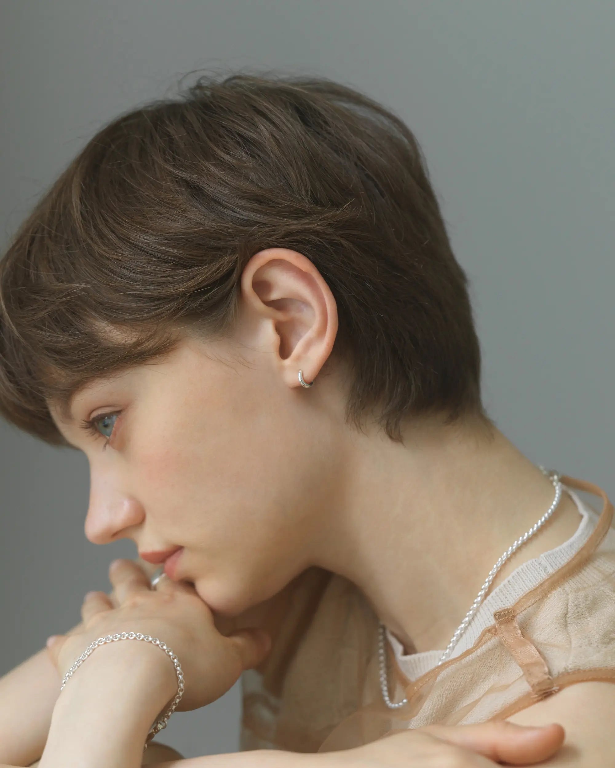 リカランスチェーンネックレス（シルバー925）着用画像 - ジェンダーレスに馴染むミニマルなシルエット