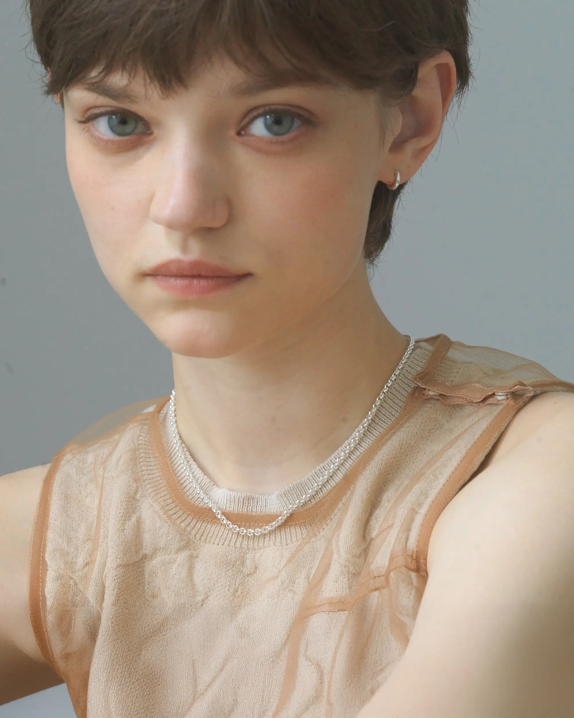 リカランスチェーンネックレス（シルバー925）着用画像 - 首元に沿う美しい丸玉チェーンの柔らかな輝き