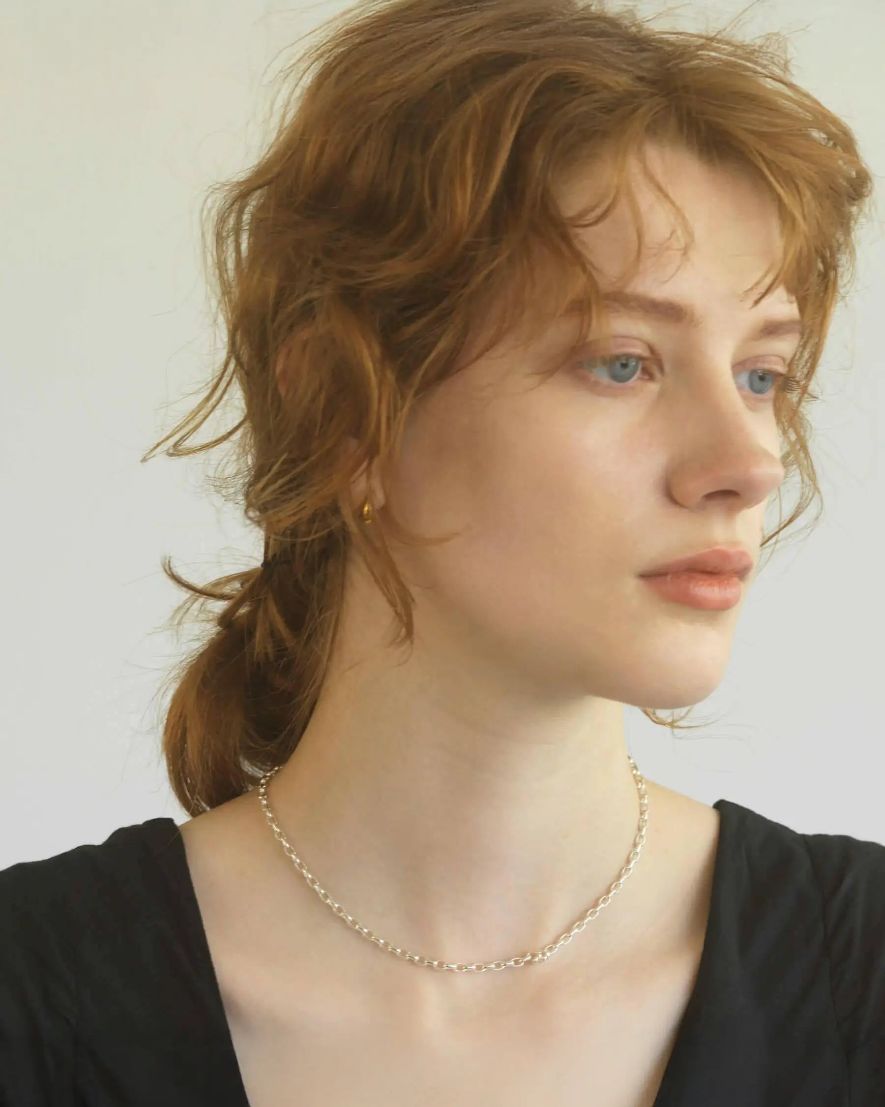 ロロチェーンネックレス（シルバー925）着用画像 - 角のない丸みを帯びたフォルムが肌に優しく馴染むチェーン