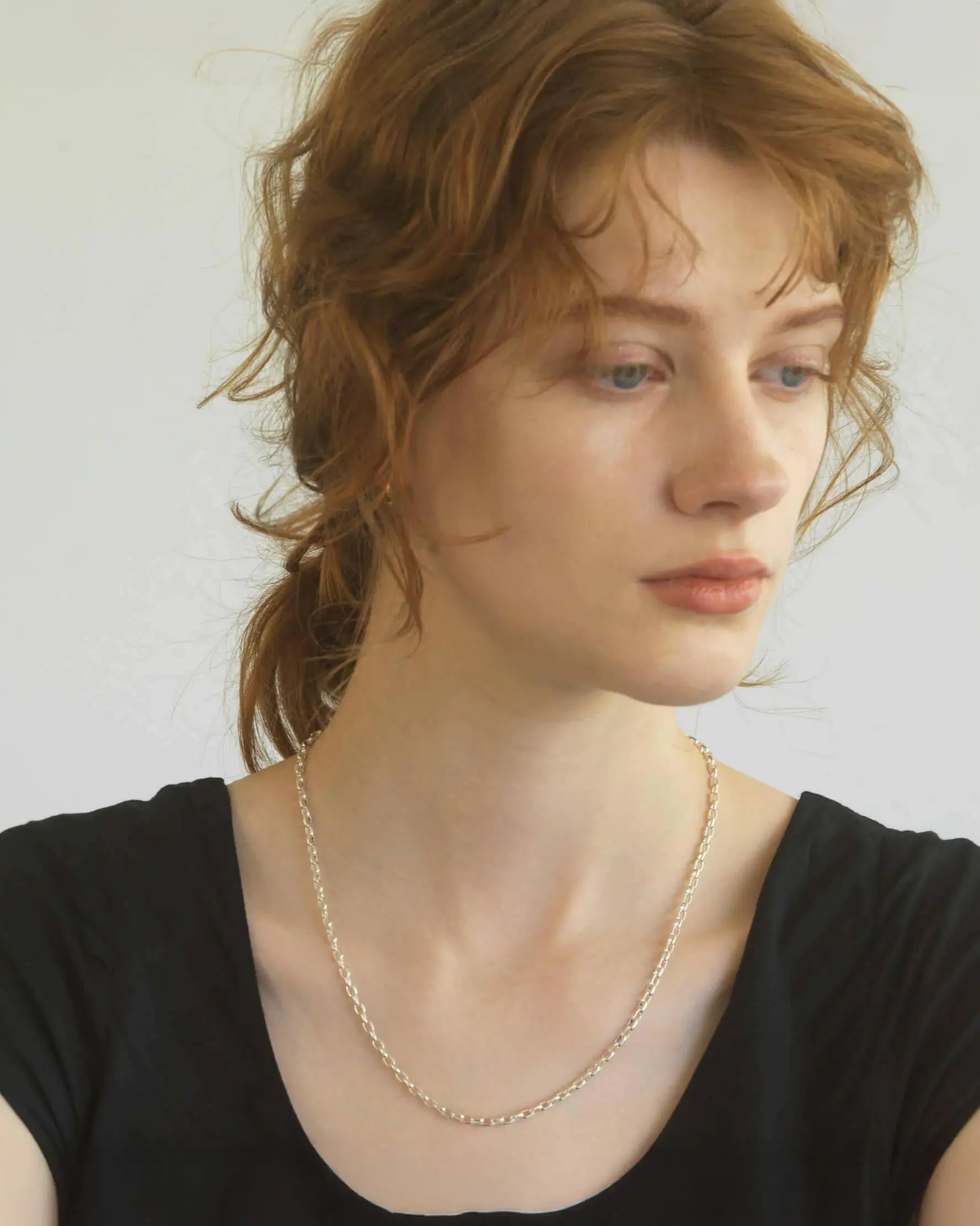 ロロチェーンネックレス（シルバー925）着用画像 - ジェンダーレスで楽しめるMサイズ（48cm）のラフなスタイリング