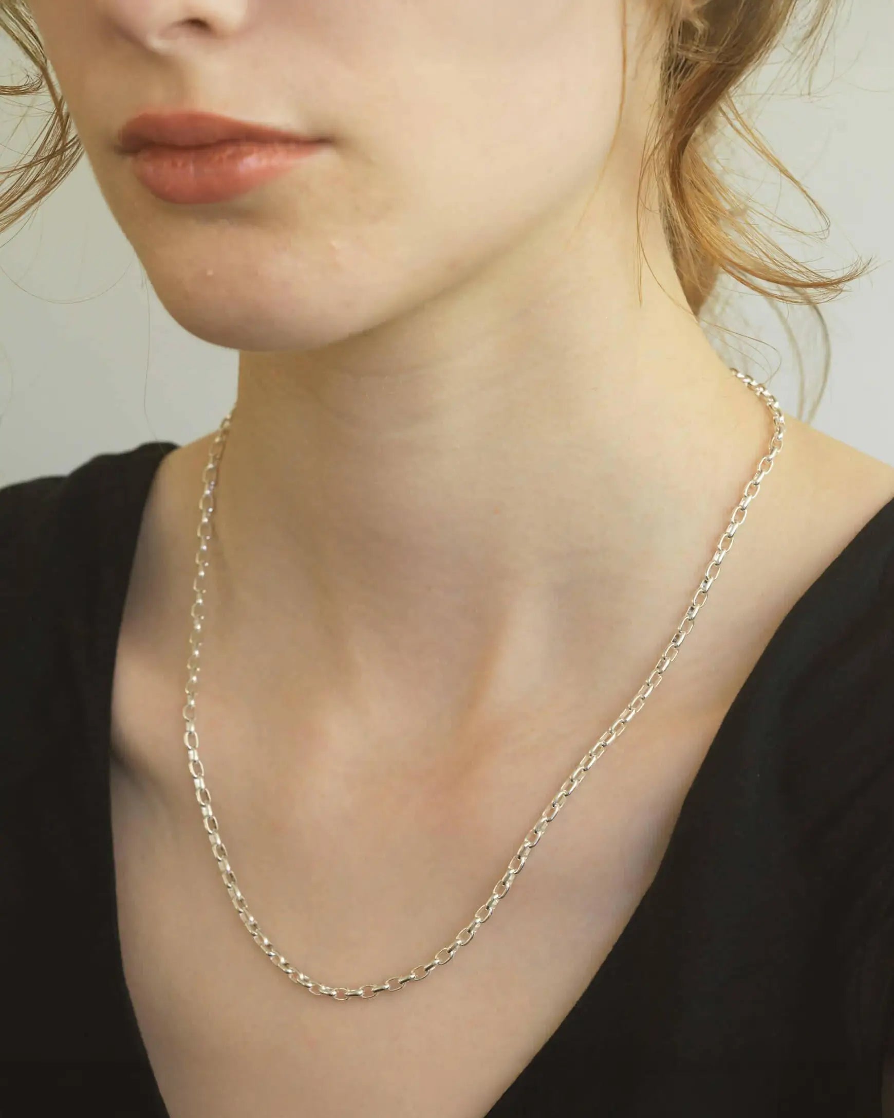 ロロチェーンネックレス（シルバー925）着用アップ - 光を受けるたびに柔らかく上品な光沢を放つミニマルなライン