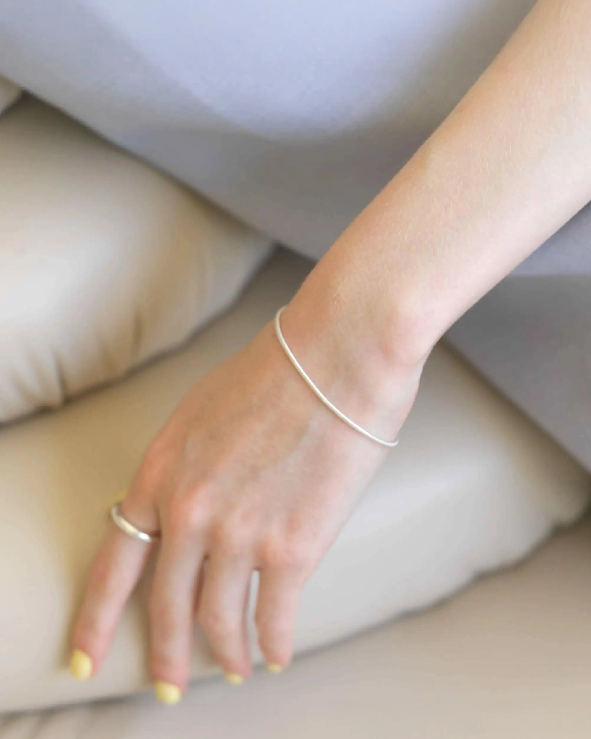 ラウンドスネークブレスレット シルバー925 着用画像 | 肌に溶け込むように輝く華奢なスネークチェーン