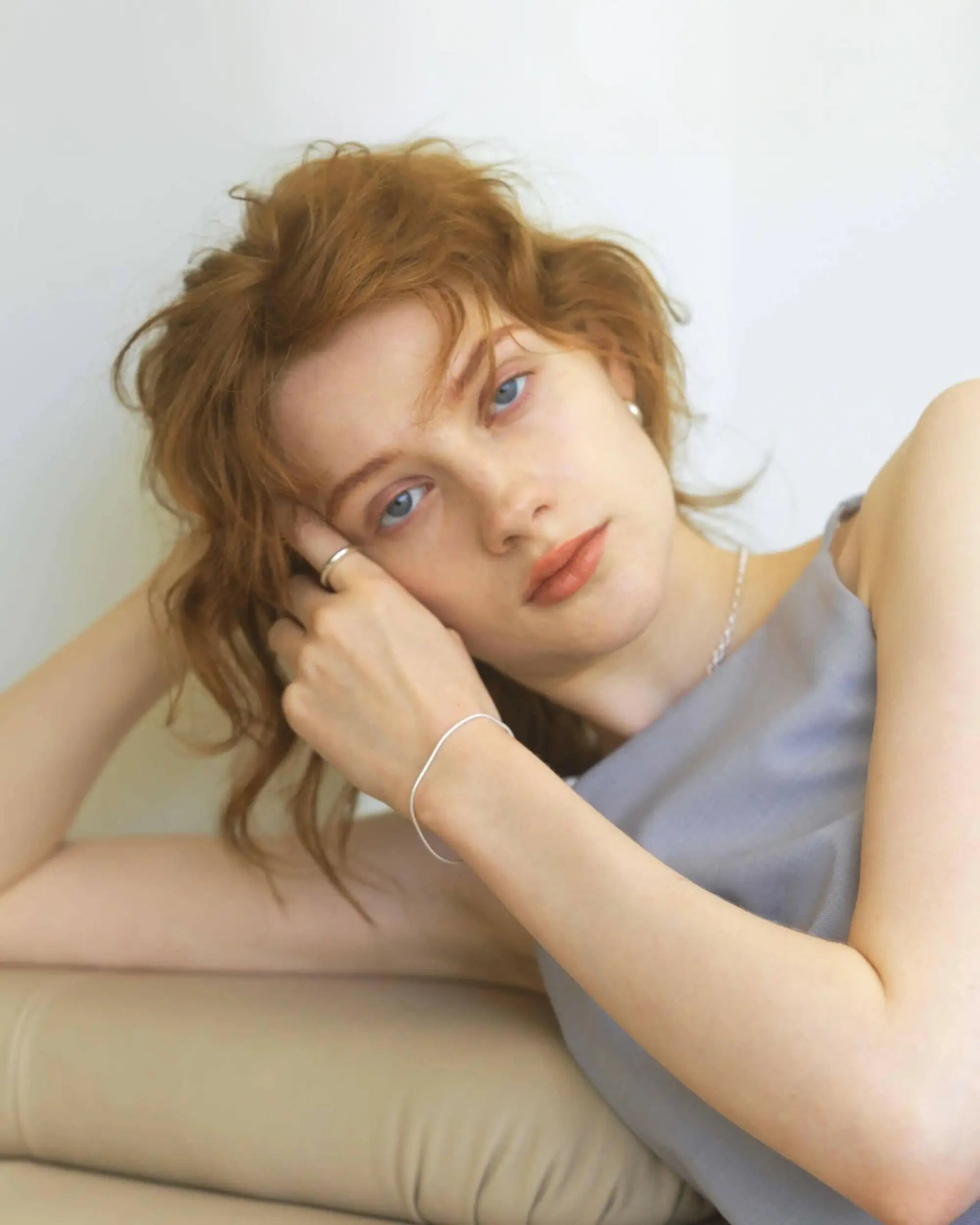 ラウンドスネークブレスレット シルバー 着用 | リラックスタイムにも馴染むつけっぱなしOKなシンプルデザイン