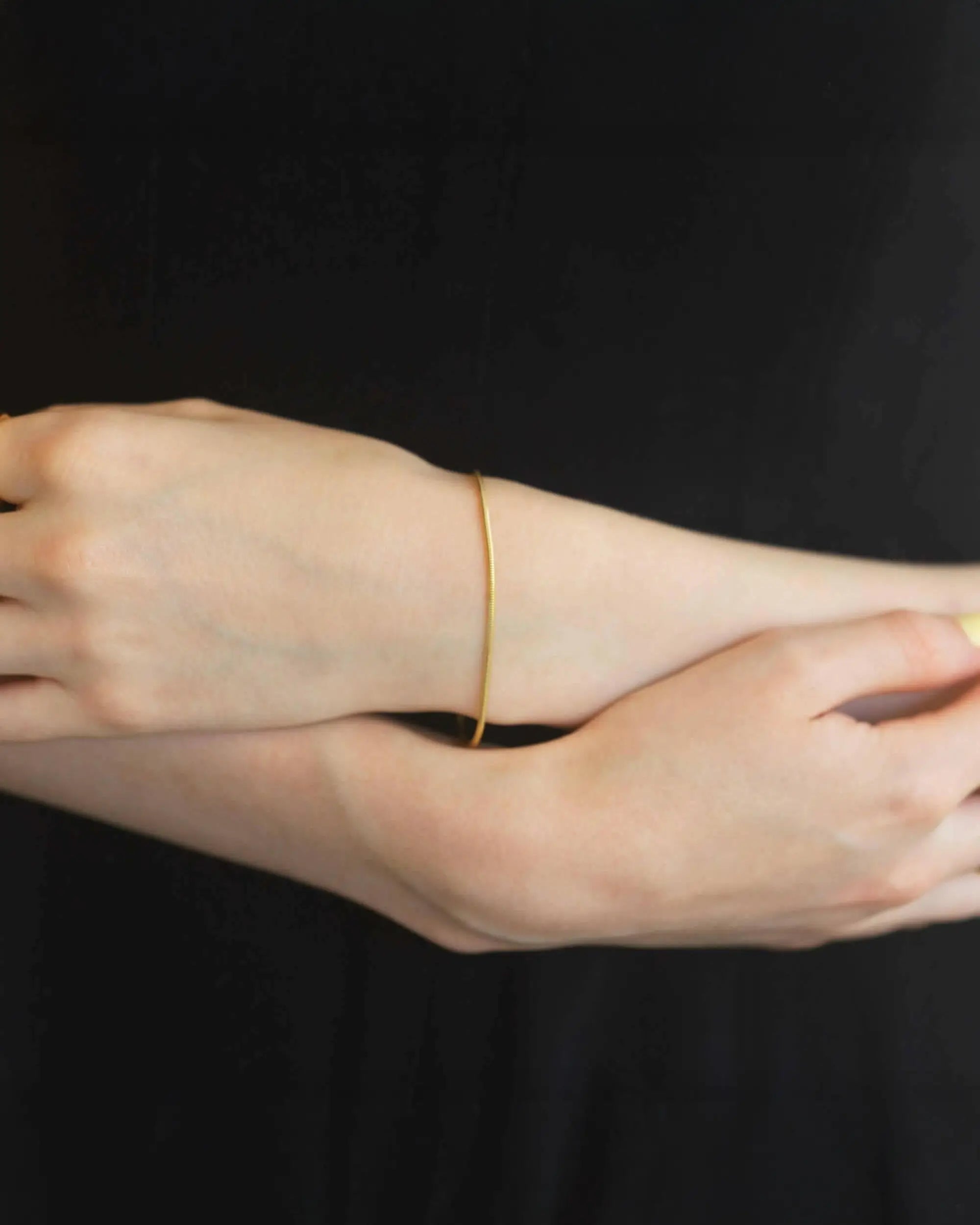 ラウンドスネークブレスレット コーディネート | さりげない輝きで手元を上品に見せるスキンジュエリー