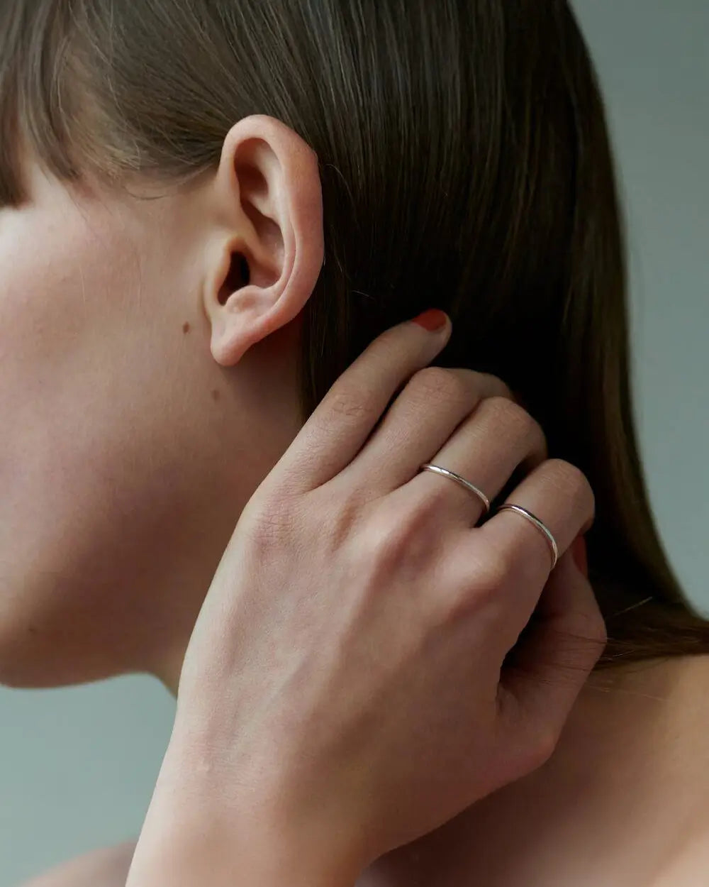 ロウウェーブリング シルバー 着用 | クールな輝きを放つスターリングシルバーの2連リング