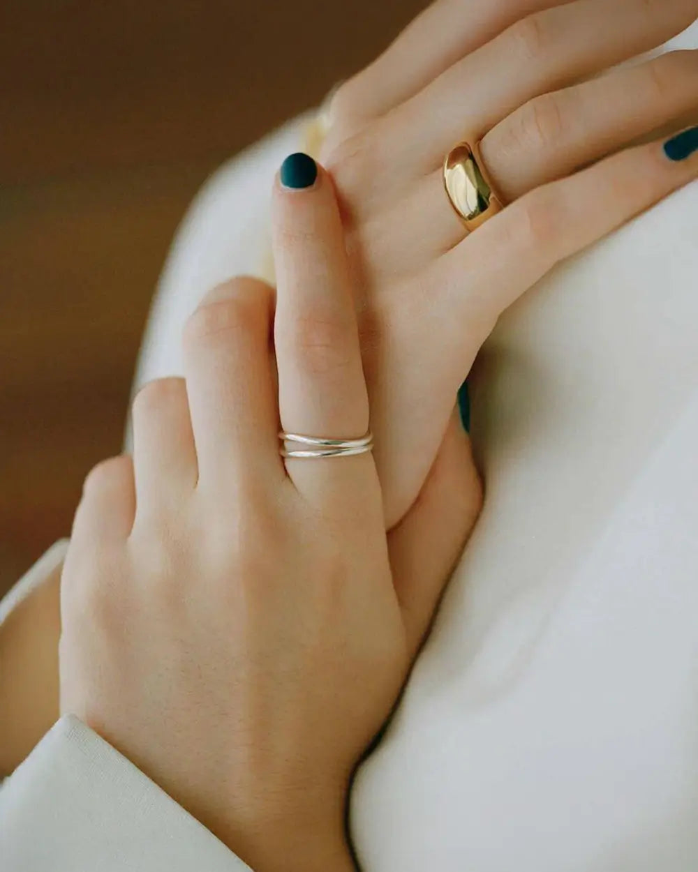 ロウウェーブリング ジェンダーレス | メンズライクな装いにもマッチする程よいボリューム感