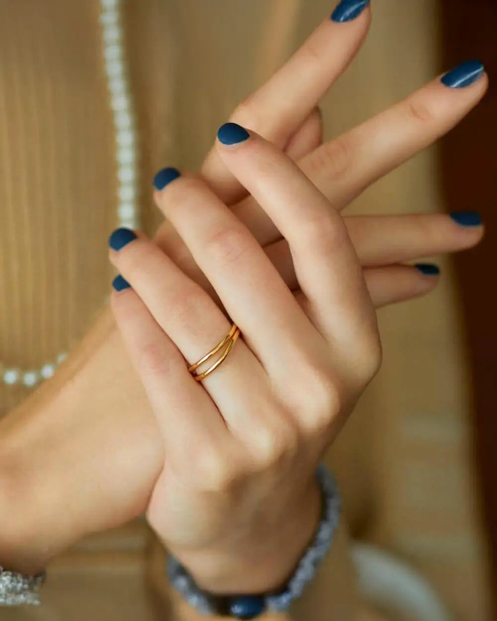 シルバー925×K18コーティングのロウウェーブリング。おしゃれで重ね付けにも最適なシンプルデザイン