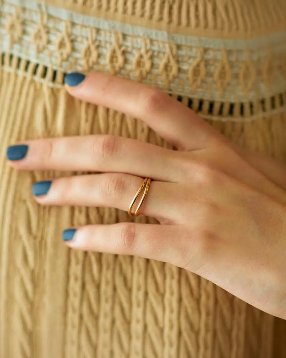 K18ゴールドコーティングのロウウェーブリング。錆びにくくつけっぱなしにも安心