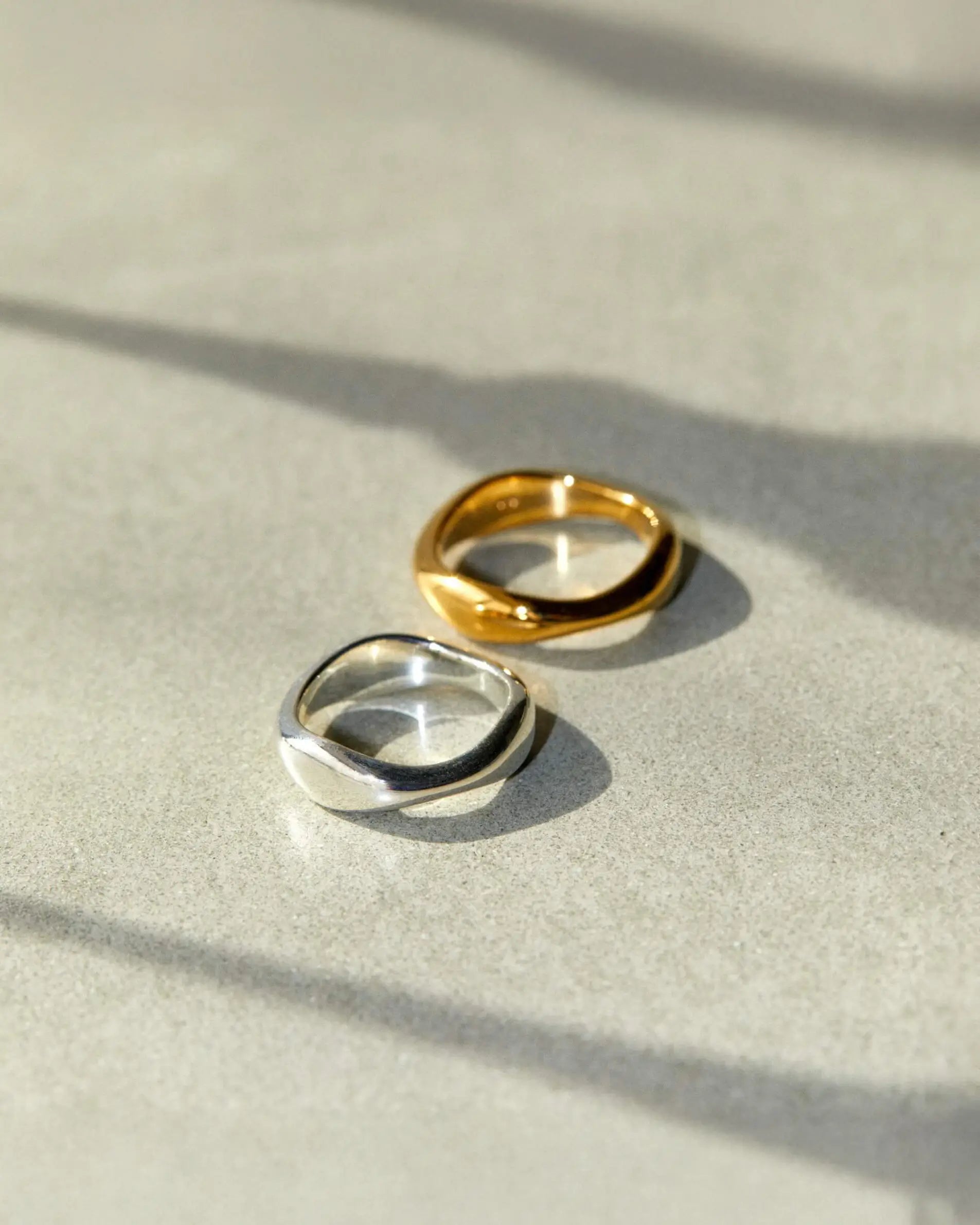 スムースウェーブリング ゴールド・シルバー 置き画 | 波のような柔らかなカーブを描くブランド定番リング