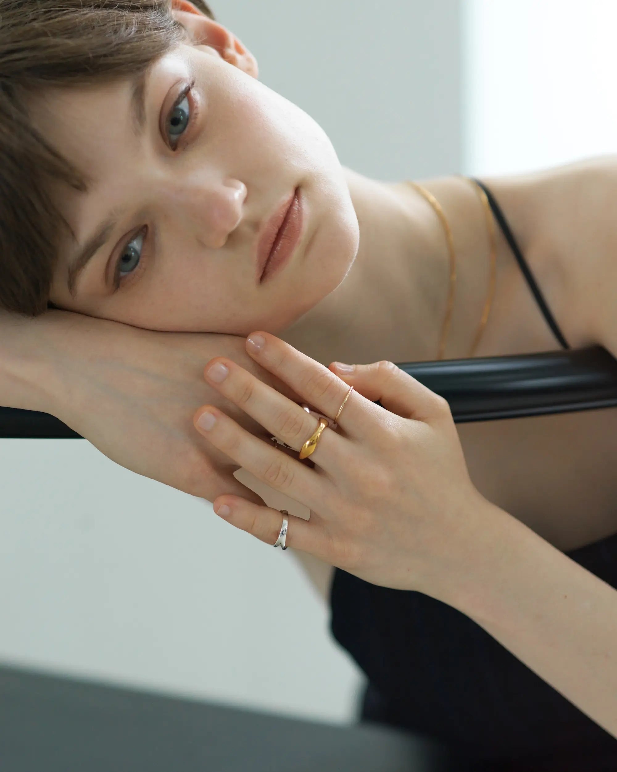 スムースウェーブリング ゴールド 着用画像 | カジュアルからフォーマルまでフィットするシンプルデザイン