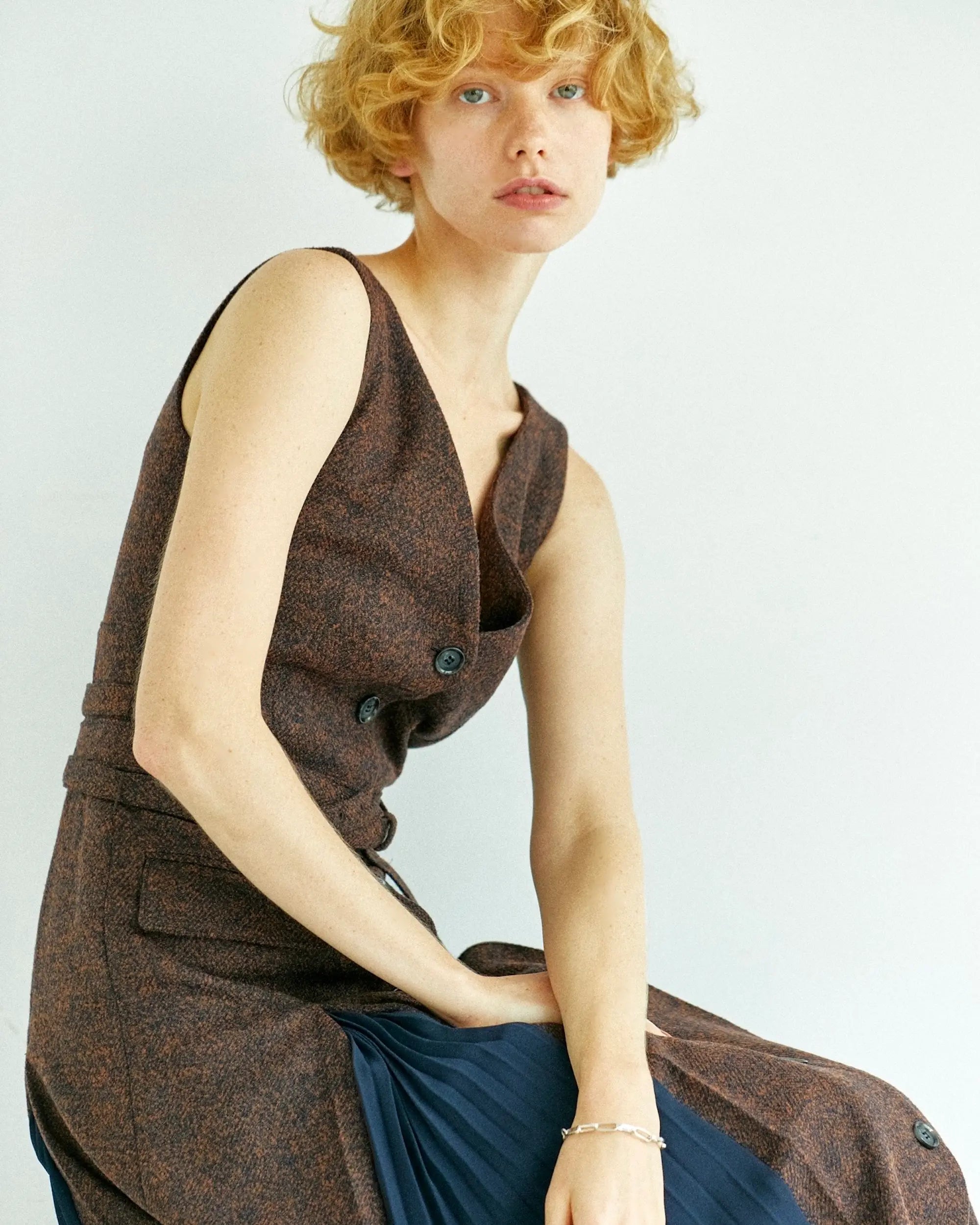 スクエアチェーンブレスレット 着用画像 | シックな装いにマッチするモードなシルバーアクセサリー