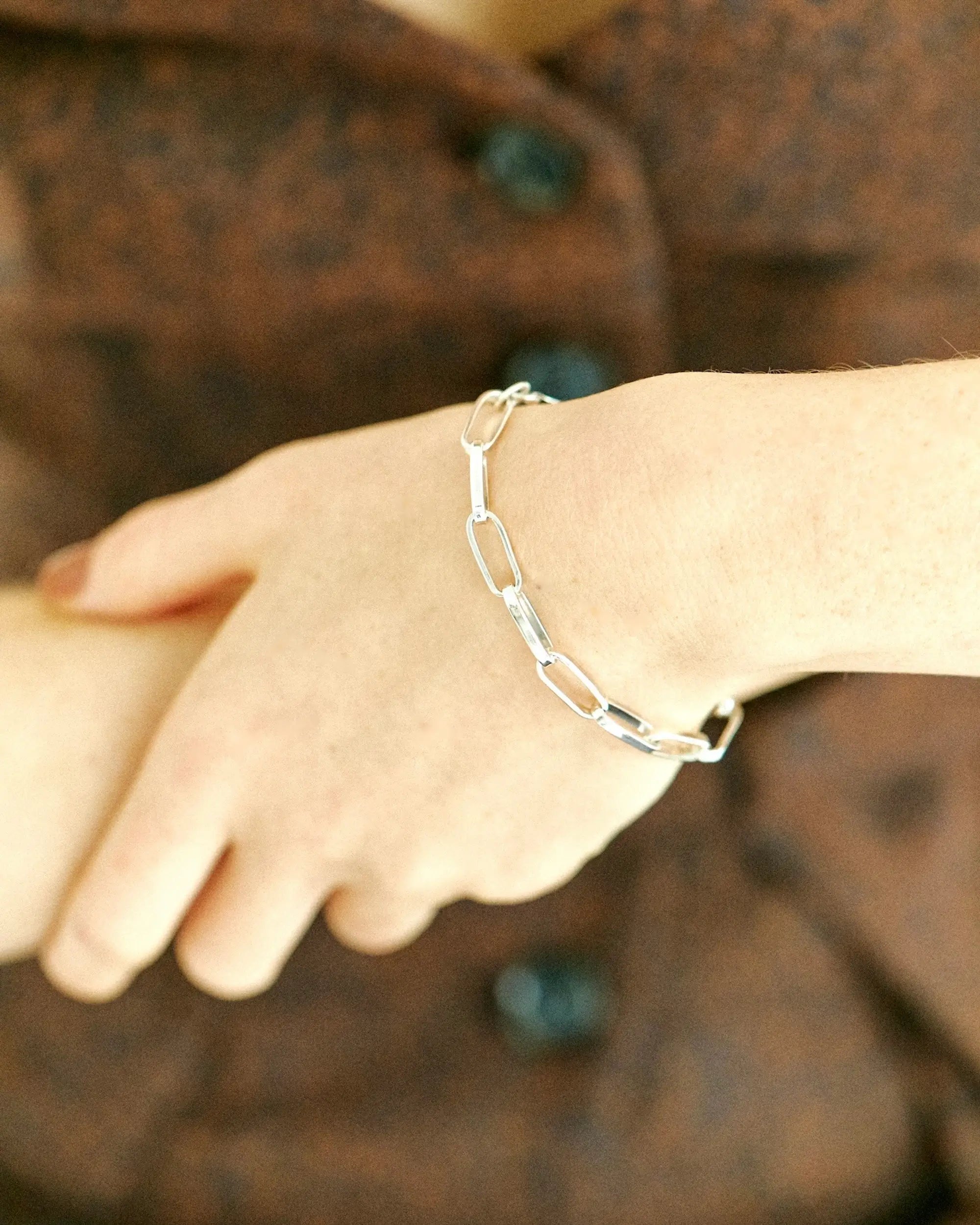 スクエアチェーンブレスレット 着用 | クールな印象を与えるフラットなスクエアリンクチェーン