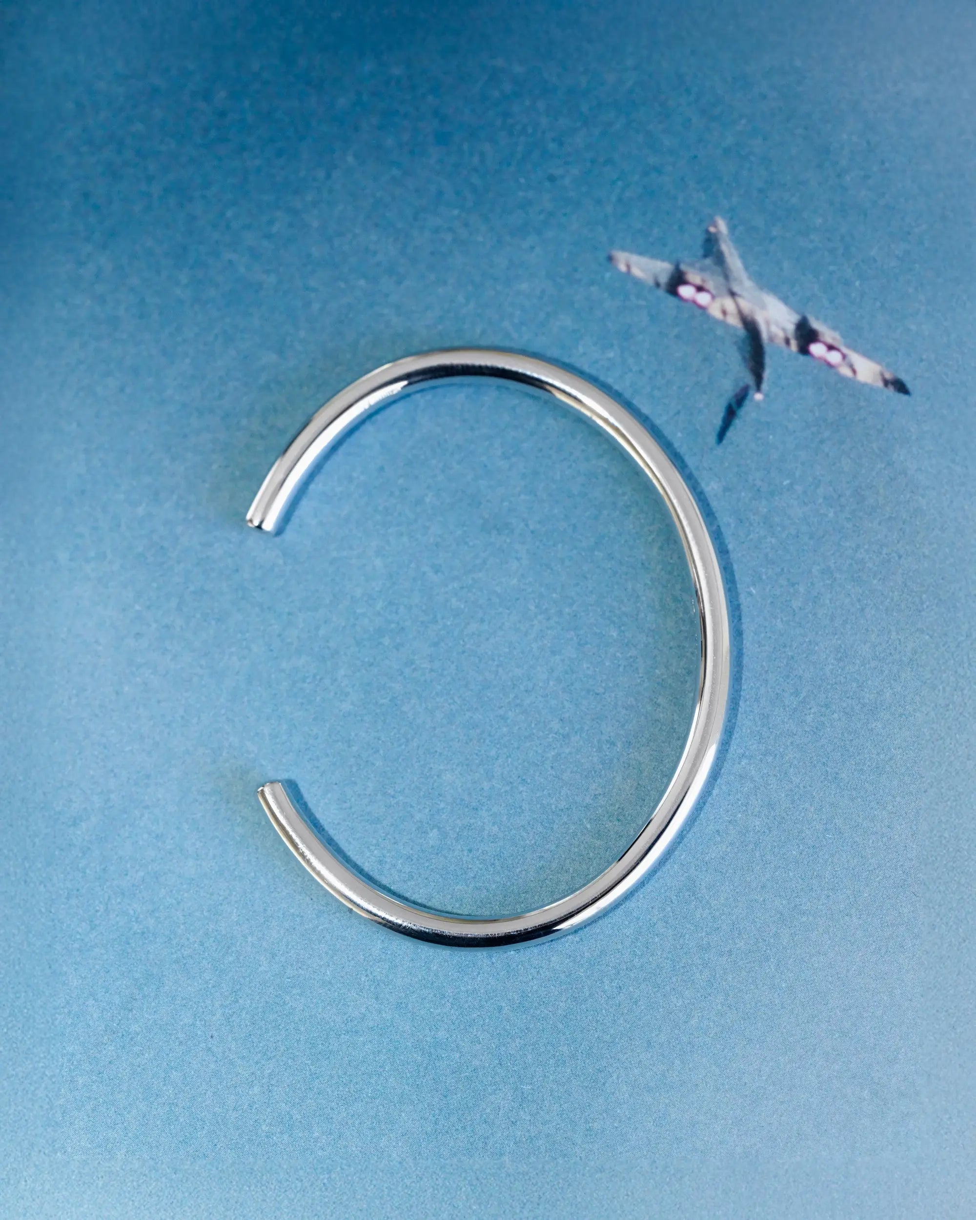 ステラバングル シルバー 置き画 | 星の軌道のような曲線美が魅力のシルバー925バングル