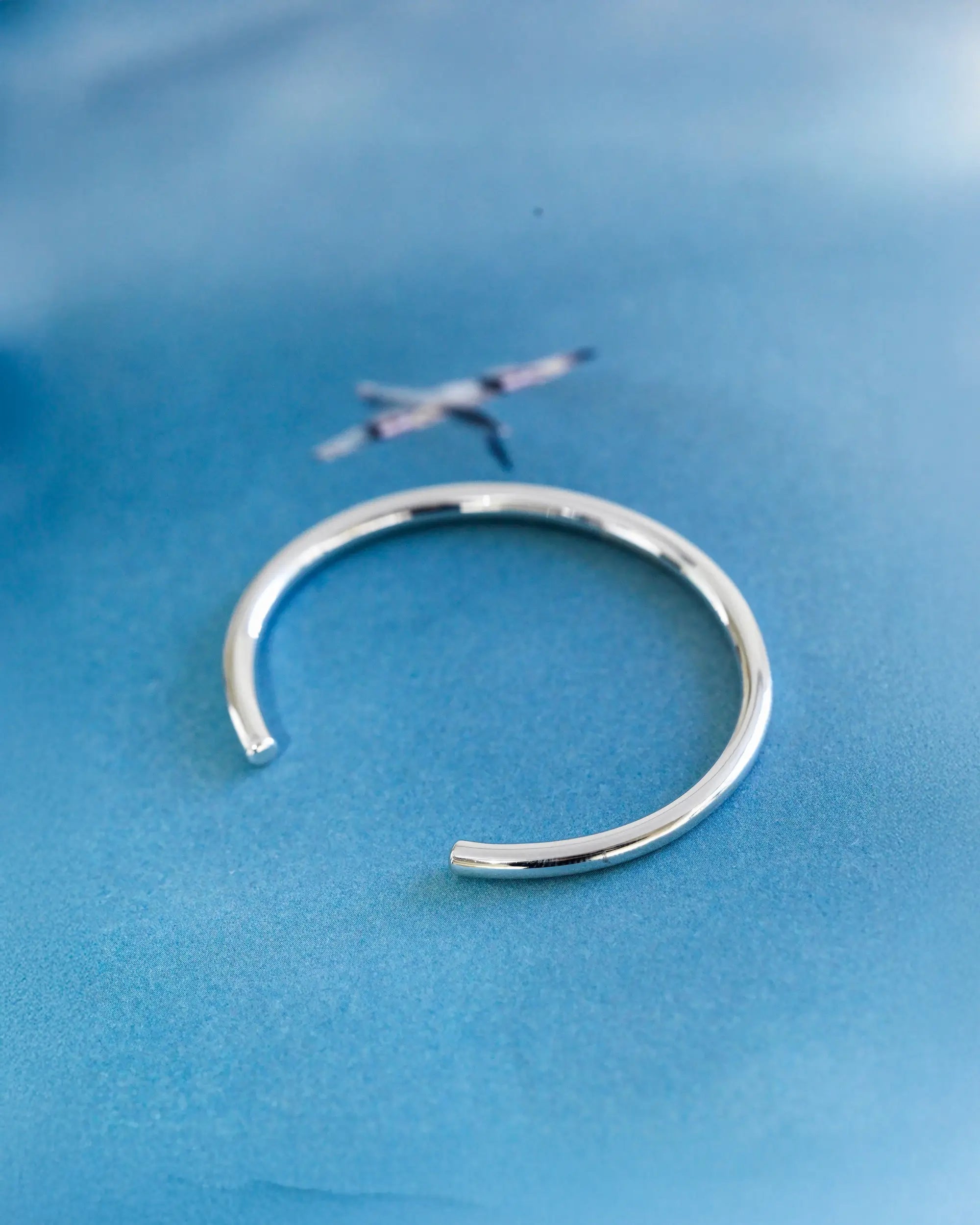 ステラバングル シルバー 全体 | 重ね付けにも最適な4mm幅のシンプルで万能なデザイン