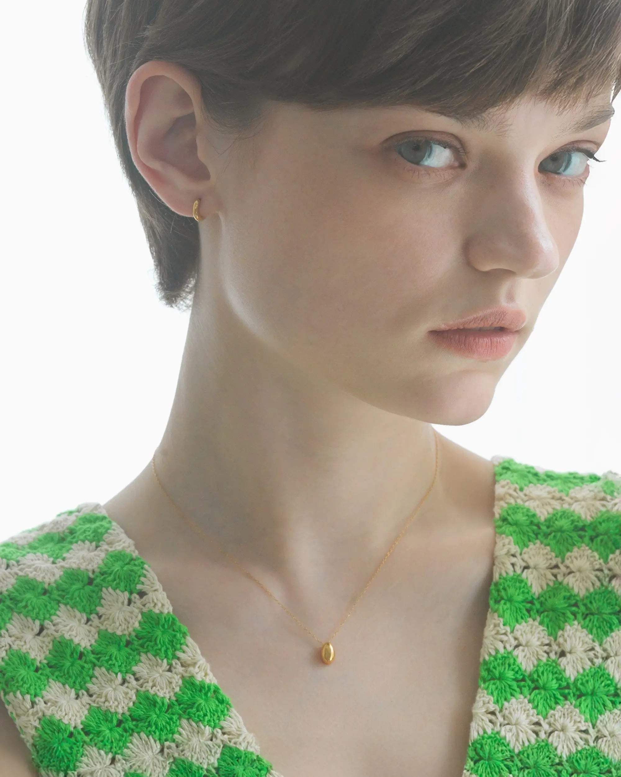 18Kコーティング ティアドロップネックレス（ゴールド）着用画像 - 雫モチーフがデコルテを華奢に見せるスキンジュエリー